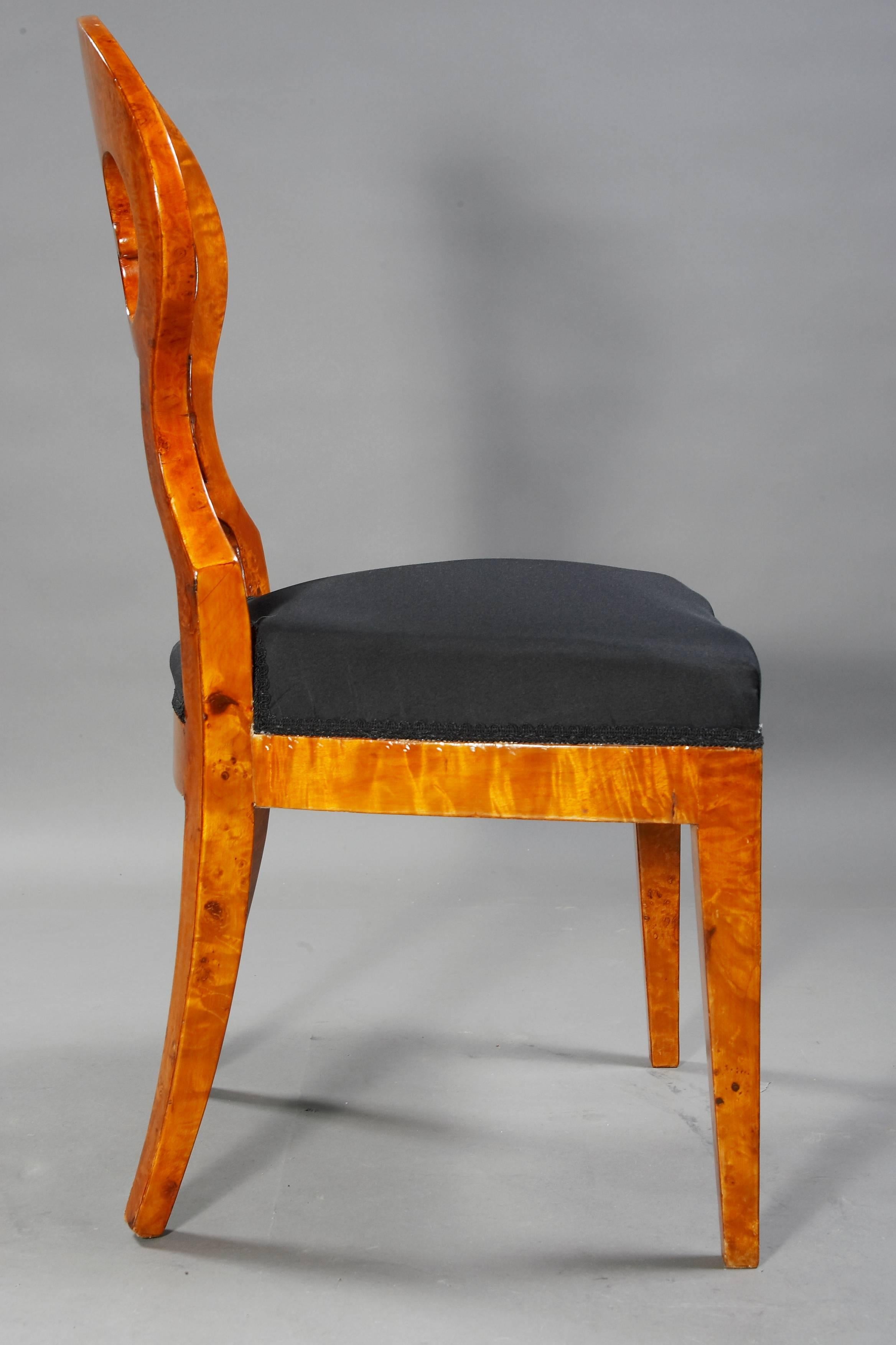 Maple root on solid beechwood. Straight frame on tapered squares. Circular backrest connected by an arcuate central web. Seat surface, Classic padded, with laced spring base (French).
This form is known in numerous literatures.

Made exactly