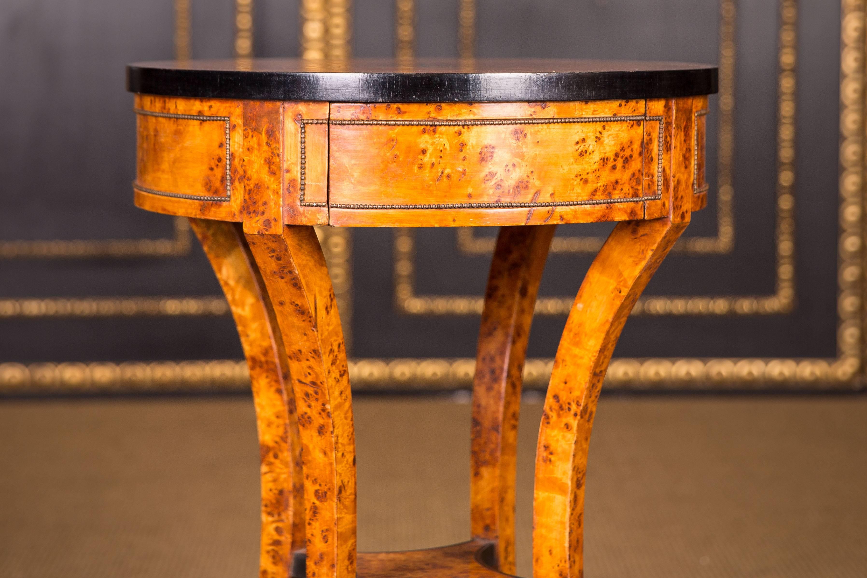 Maple root on beech veneer. Cambered, incisive frame base, decorated with a brass bead bar on curved saber-shaped squares. The cover plate is inlaid with a beautiful star and framed by blackened veneer. Arched cutout tray. Slightly protruding top