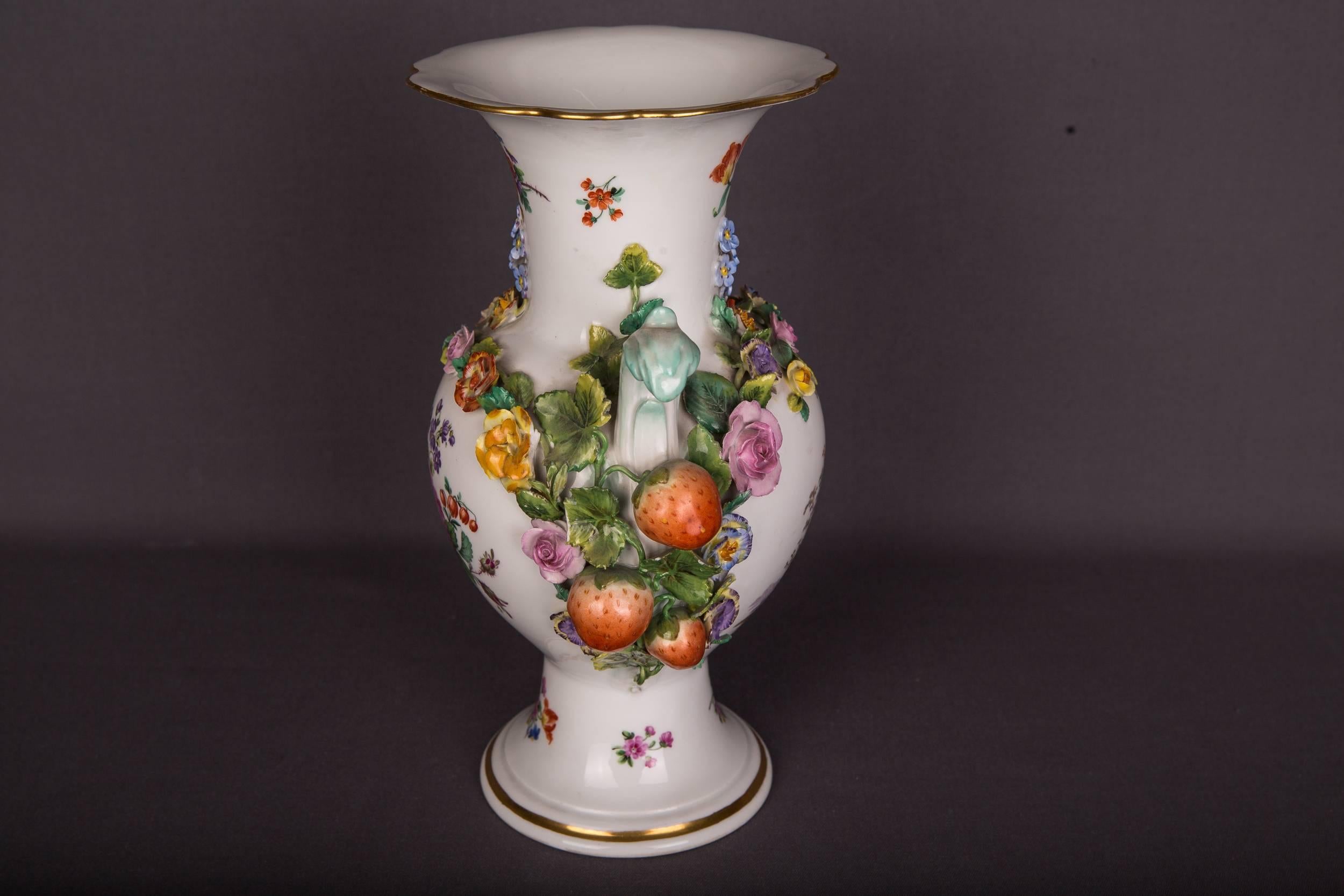 Fancy Meissen vase, circa 1820-1840

Baluster-shaped vase with fruit and flowers. Painting with fine-painted Watteau painting, other flowers full of flowers.

Very elaborate and finely painted.

Very Fine finish.

Meissen 1st choice.