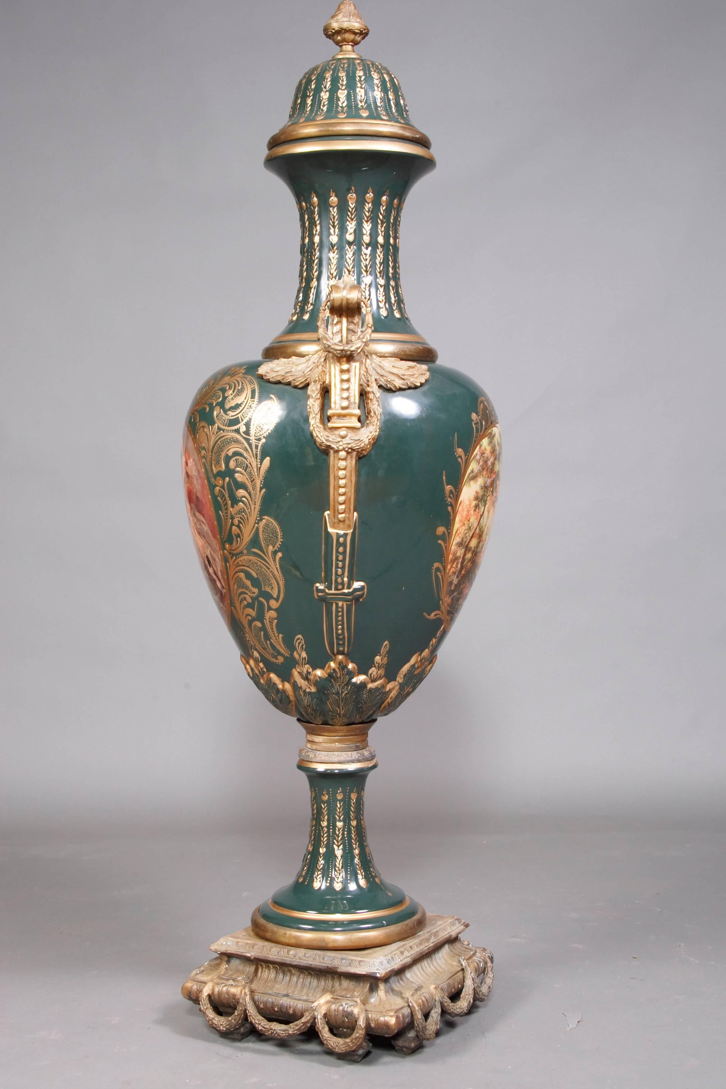 2 Majesatische Sevre-Vase im antiken Stil des 18. Jahrhunderts, Paris (Barock) im Angebot