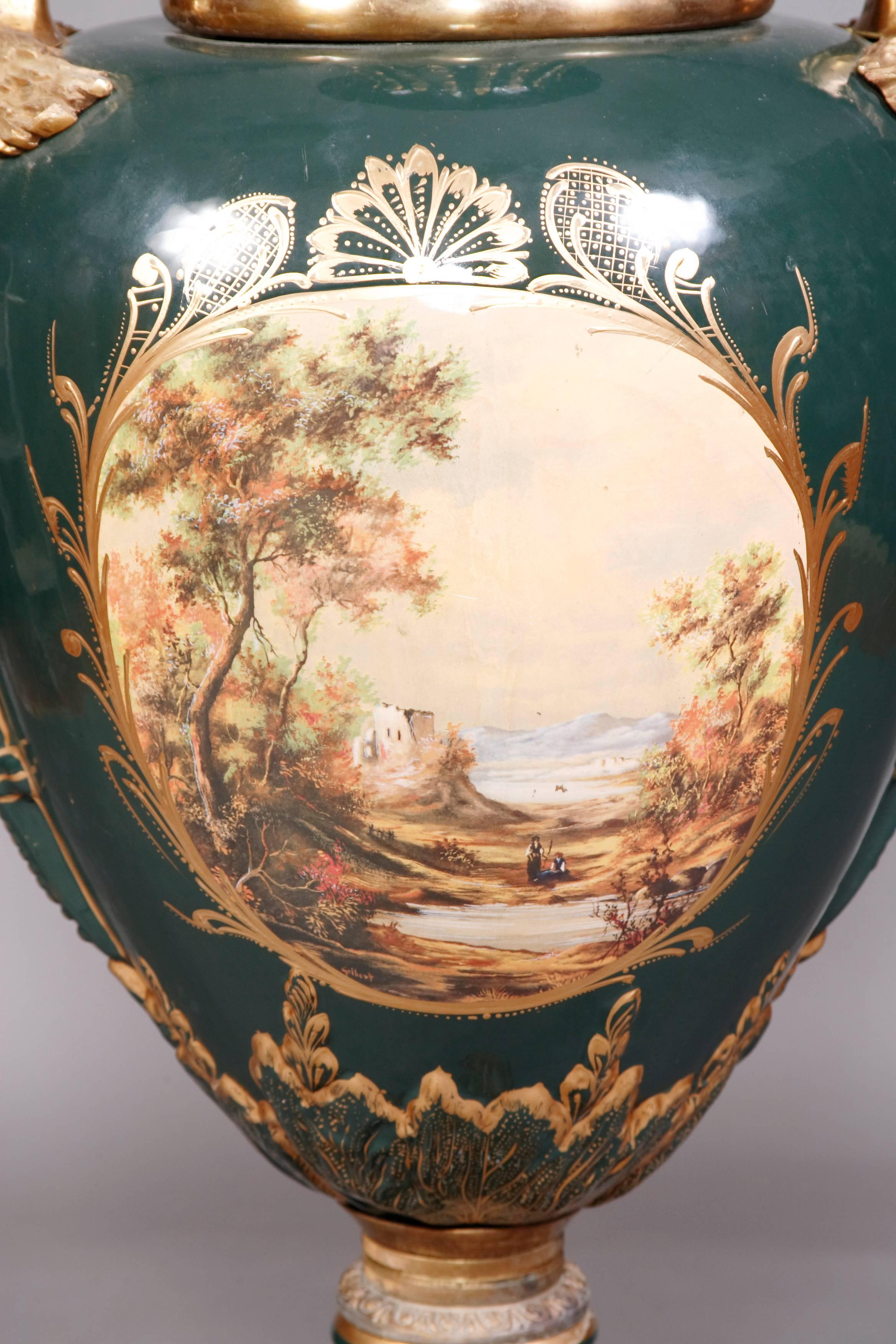 Jewell en porcelaine avec une monture en bronze de haute qualité, gravée et patinée. Ovoïde, corps partiellement carcasse sur pied Qudrat surélevé avec guirlandes décoratives en plastique, couvercle frisé ascendant. Sur les ombres, dans un fond vert