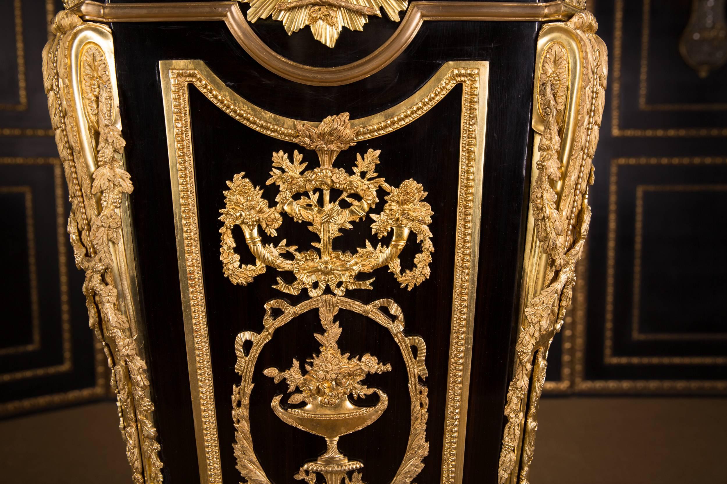 Majestätischer Sockel im Louis-XVI-Stil nach J. Henri Riesener (Französisch) im Angebot