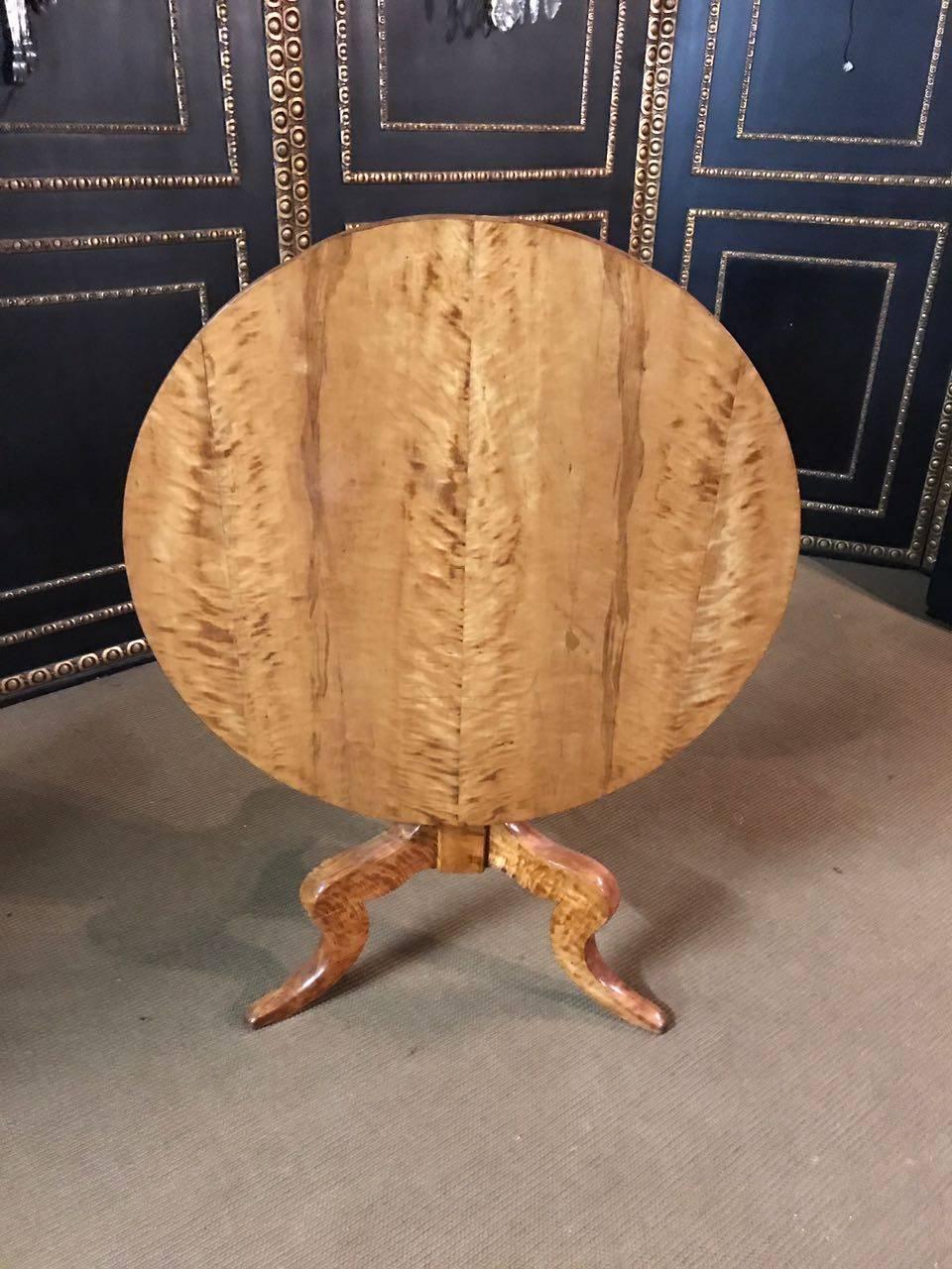 Early antique Biedermeier Round Folding Table circa 1820 birch veneer In Good Condition In Berlin, DE