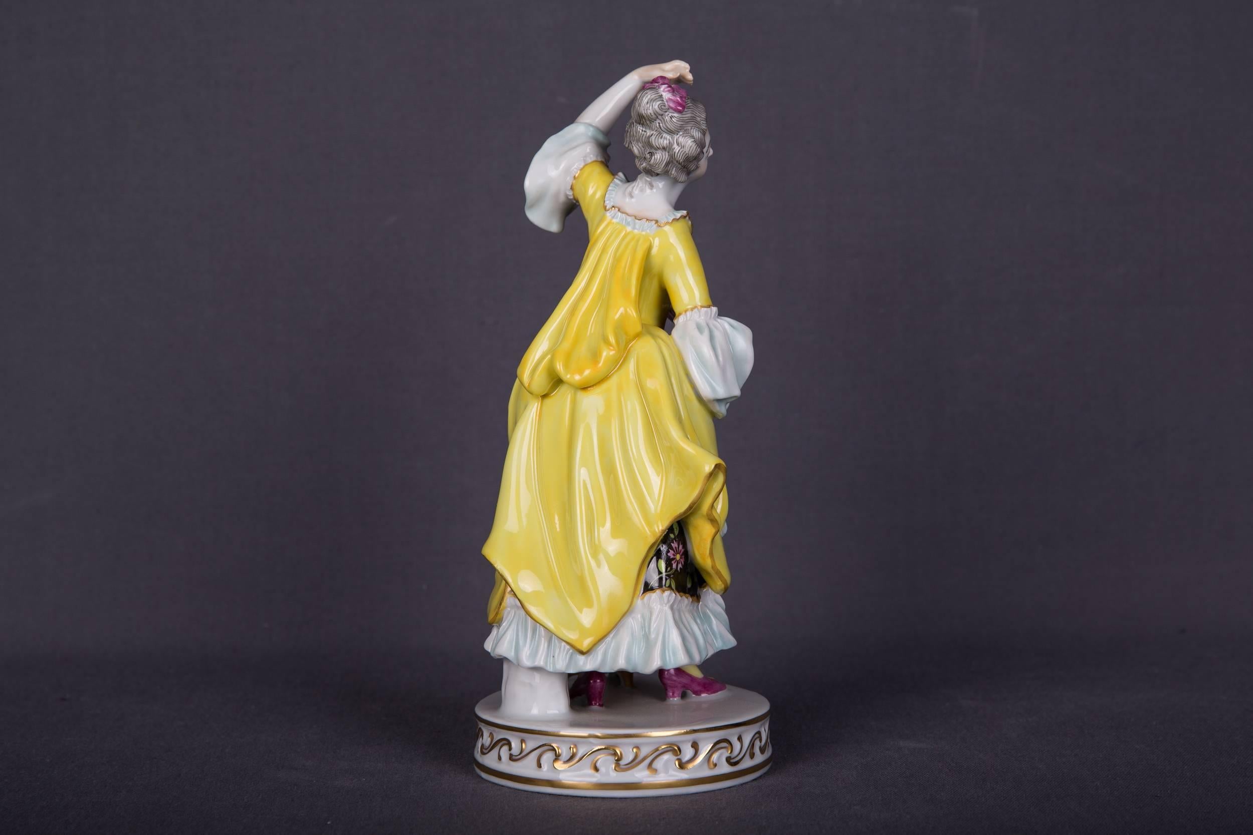 Very elaborate and finely painted.

Very fine finish.
The figure is not damaged and is in a good condition, only on the ground a small glaze.