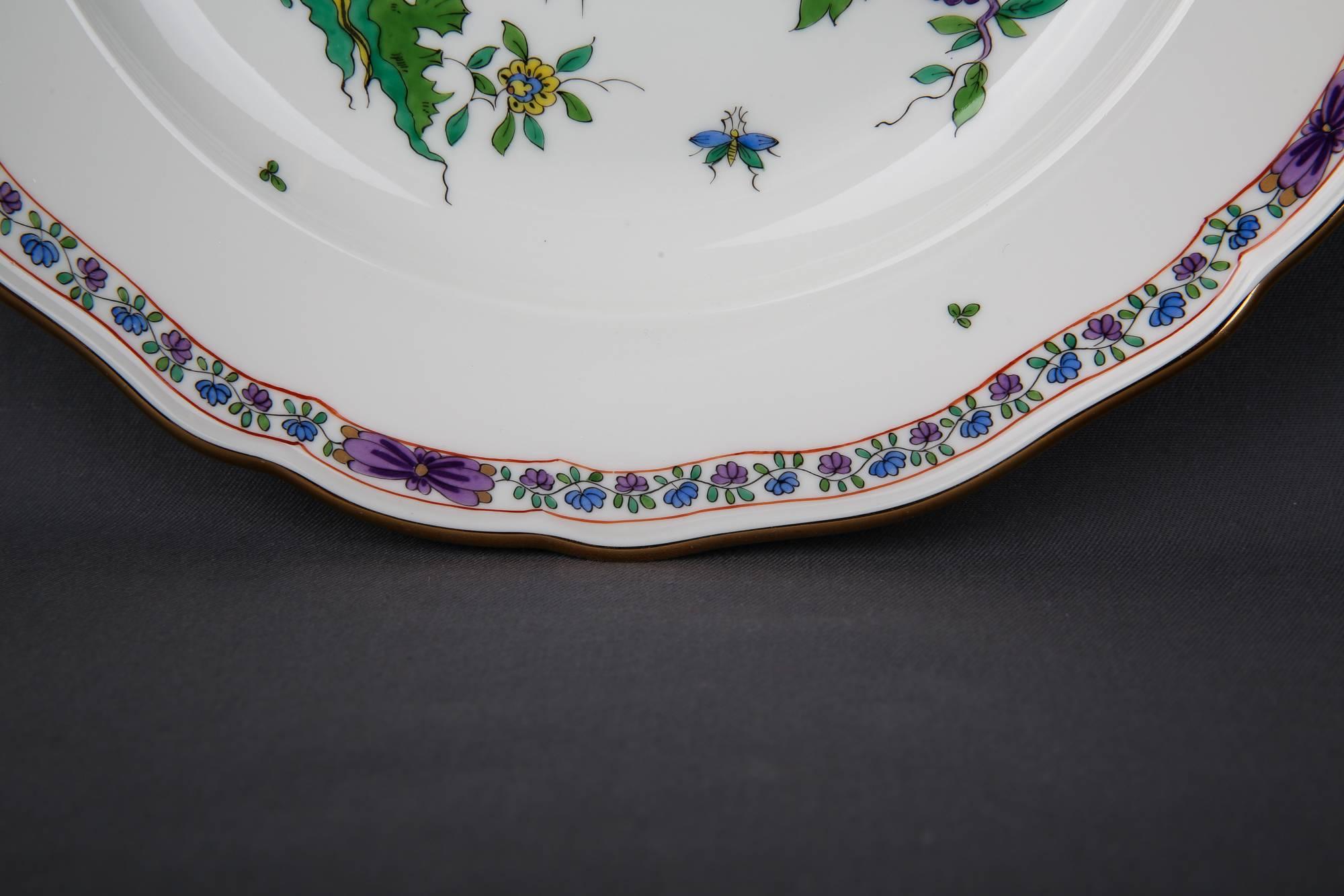 Indian bird painting with gold.

Very elaborate and finely painted.

Very fine finish.

Meissen with four grinding strokes.