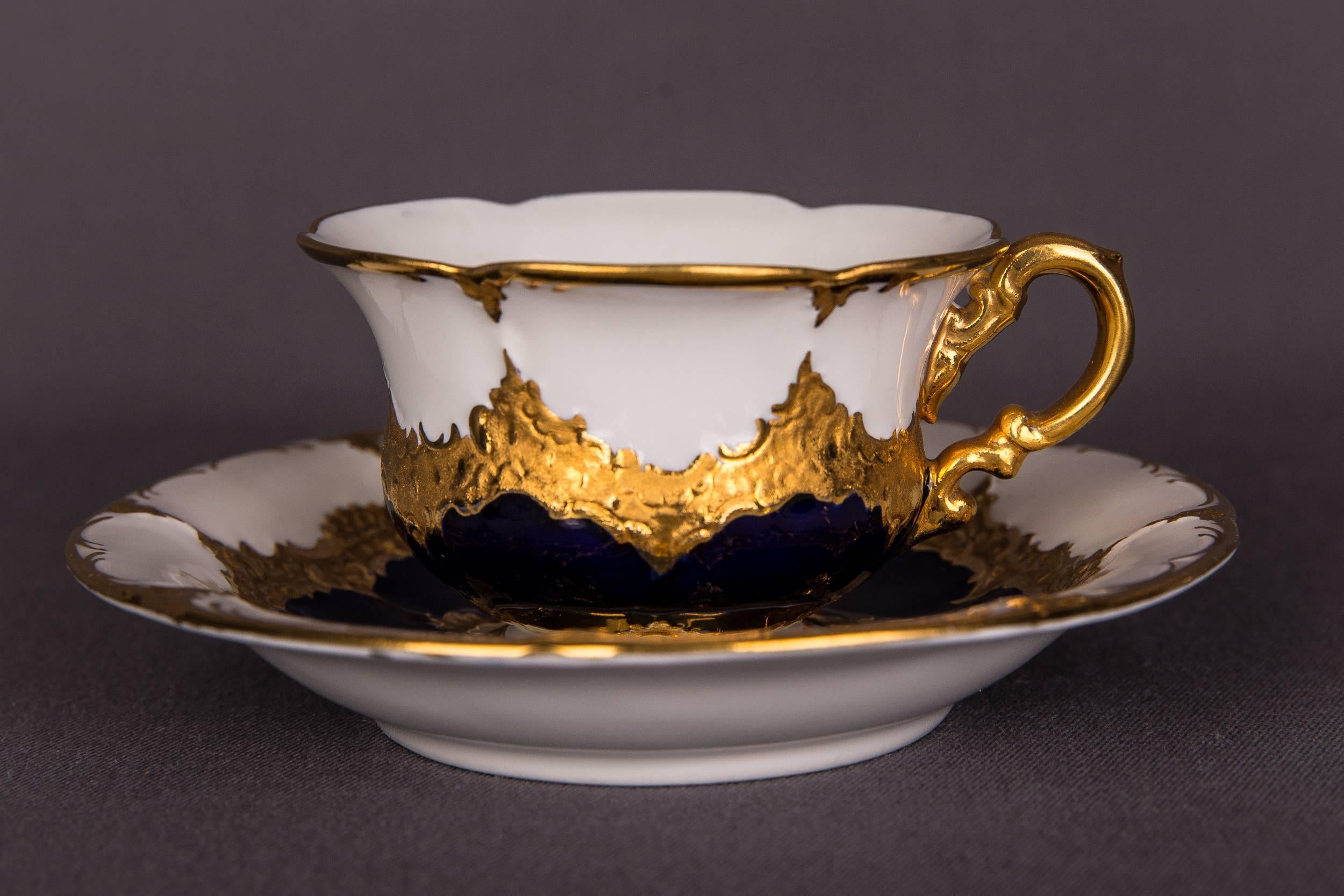 Very elaborate and finely painted.

Very fine finish.

Meissen 2 grinding strokes, Pfeifferzeit

Dimensions:
Cup (height: 5 cm diameter: 8cm)
Saucer (Height: 2.5 cm diameter: 13 cm)

The piece is not damaged and is in a good condition,