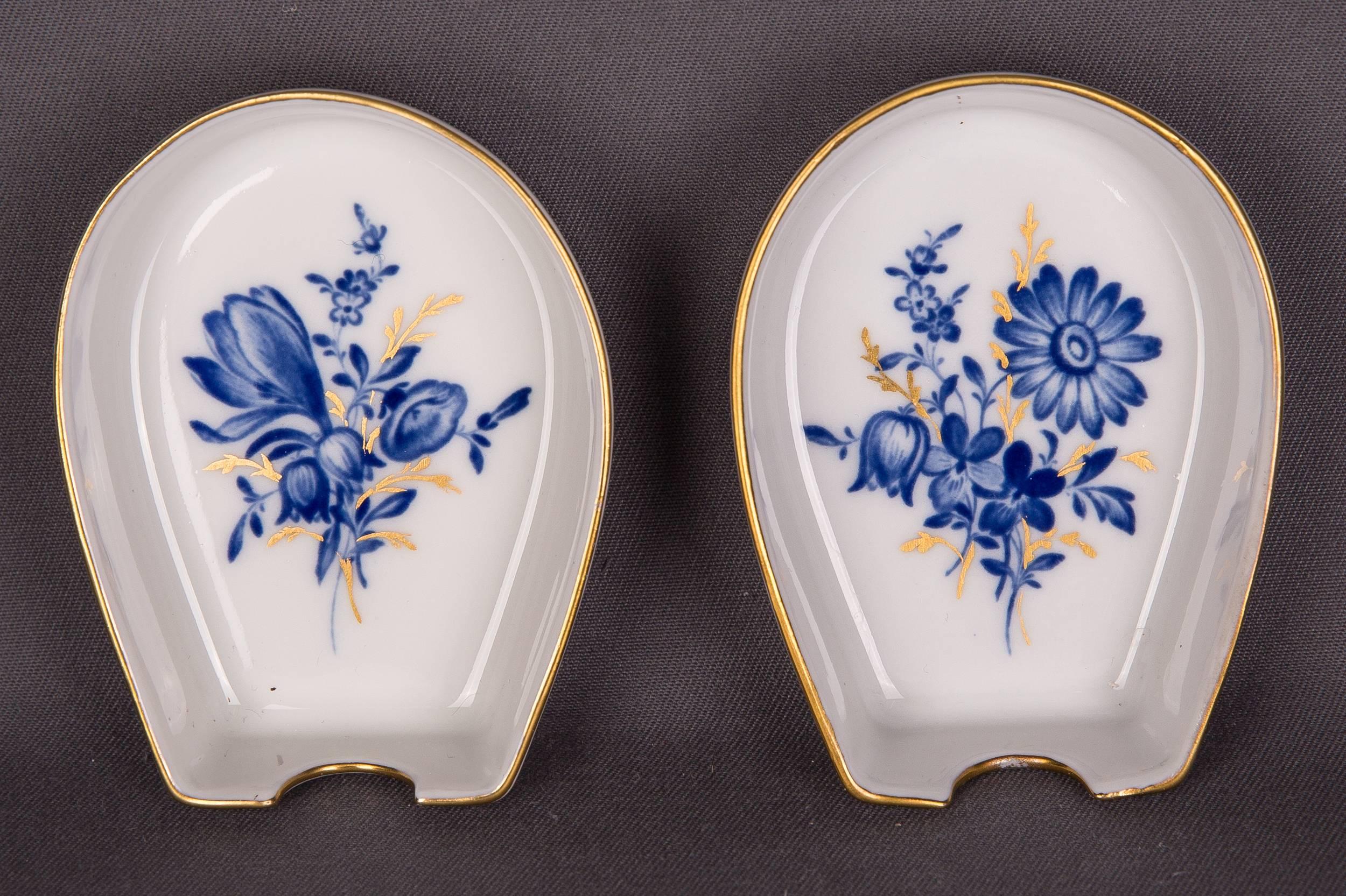Very elaborate and finely painted.

Very fine finish.


Meissen two grinding strokes.