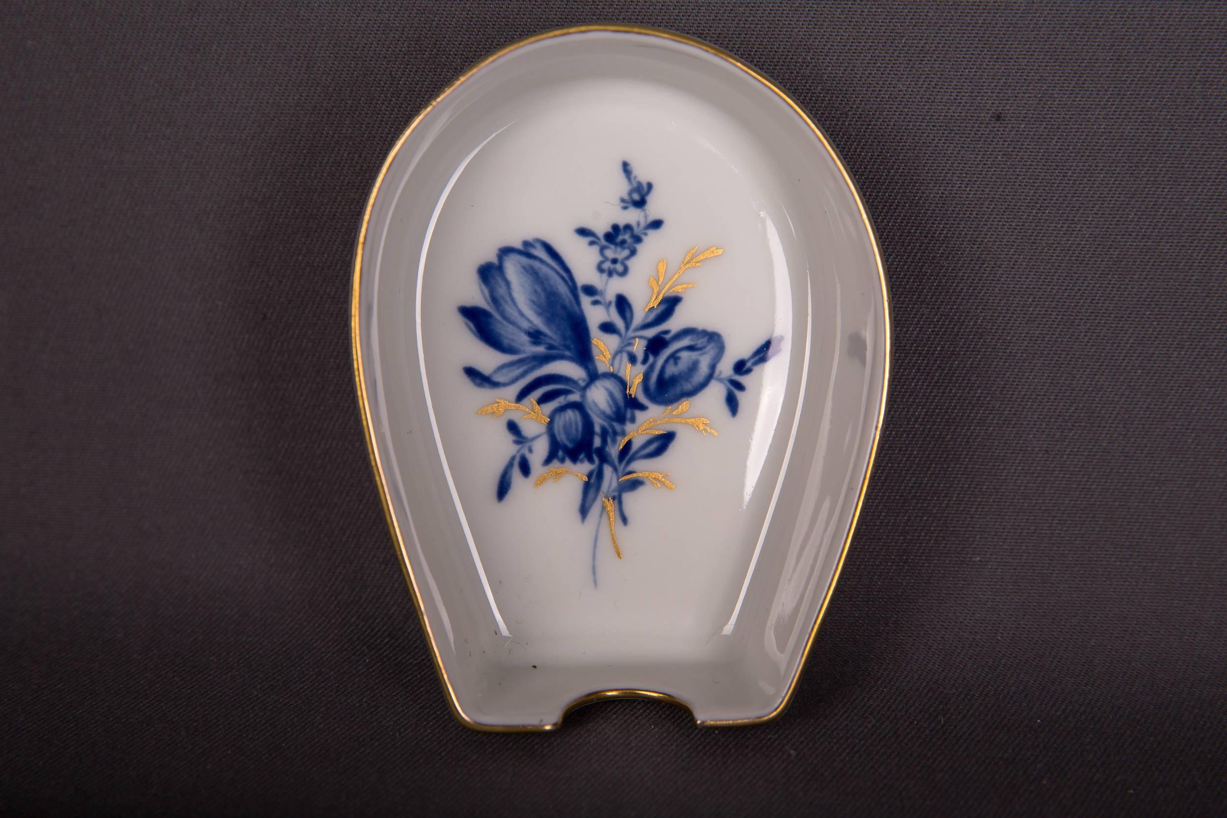 Two Beautiful Meissen Ashtray Decor Blue Flower with Gold In Good Condition In Berlin, DE
