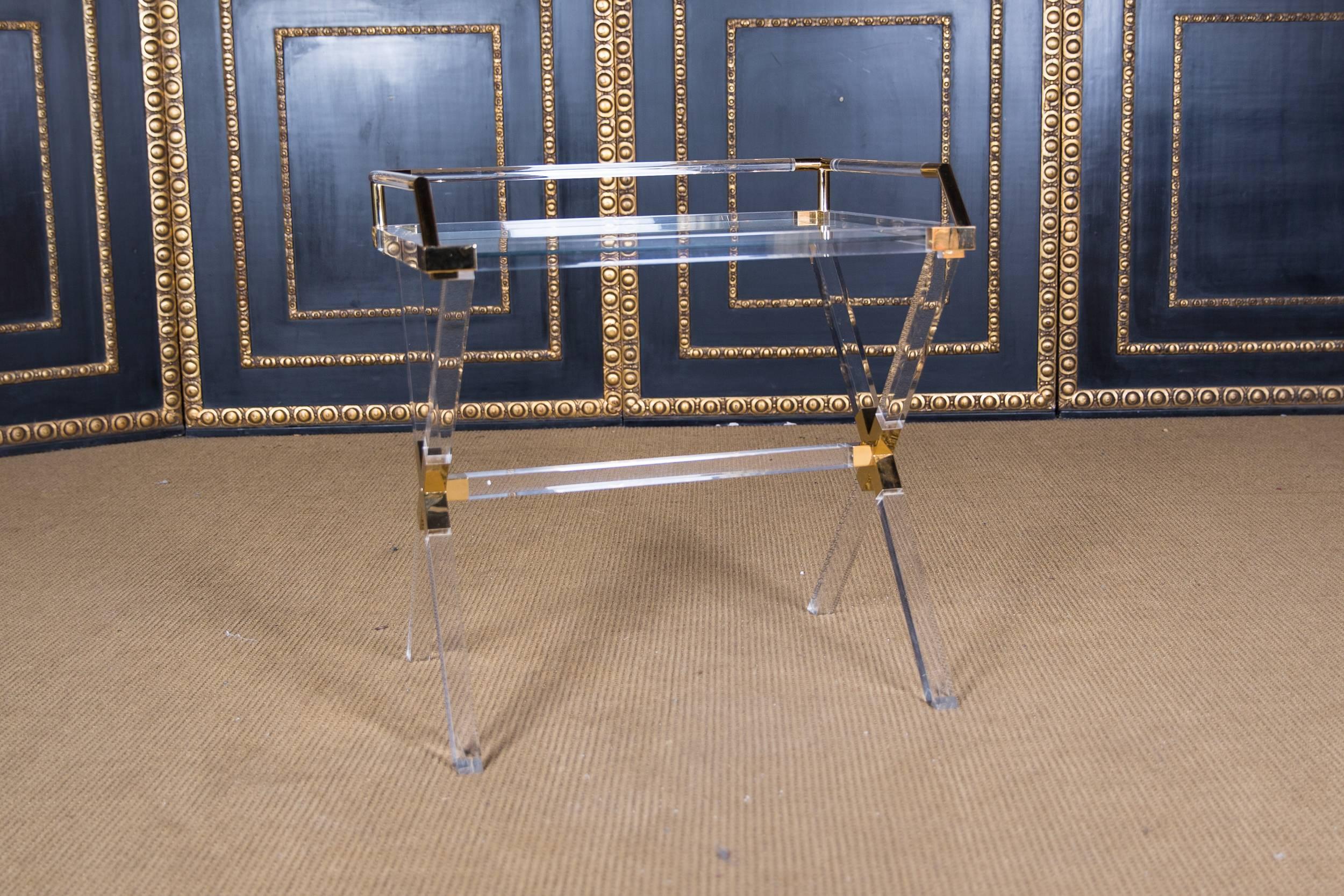 Exclusive acrylic serving tray table with brass.
Made in Italy.
Light surface scratches.

Dimensions:
Height (with frame): 72 cm
Height (panel): 65 cm
Width: 70 cm
Depth: 52 cm.
