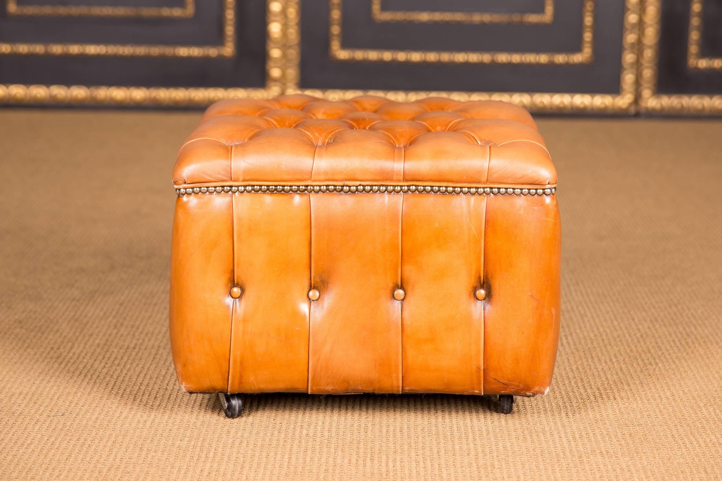 20th Century Original English Chesterfield Leather Stool (Englisch)