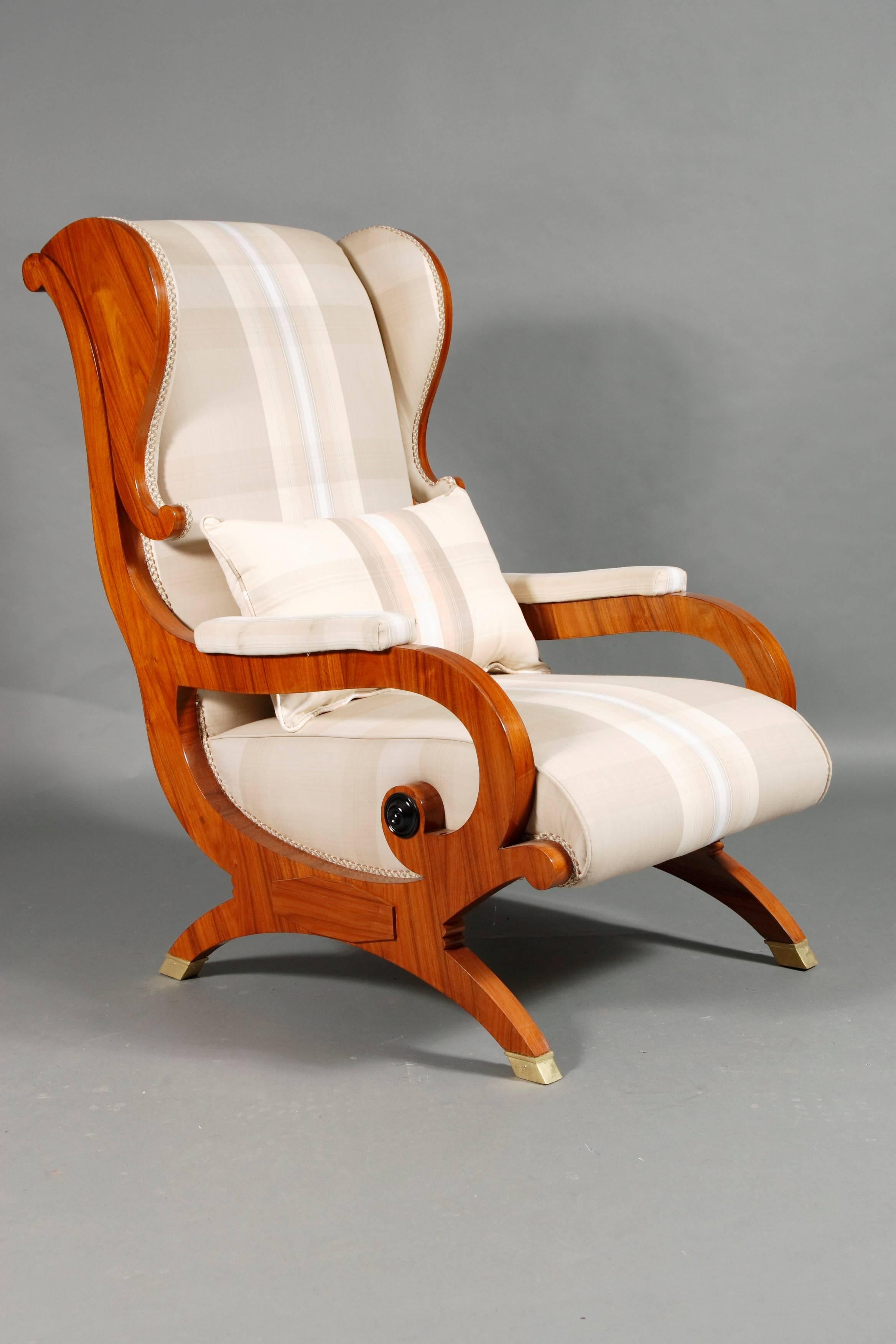 Bright rosewood on solid beechwood. Over side semicircular bodice struts on exposed feet ending in sabots. Highly rolled volute arms, slightly oblique and curving backrest with large rounded ears. This model is very rare even in good furniture