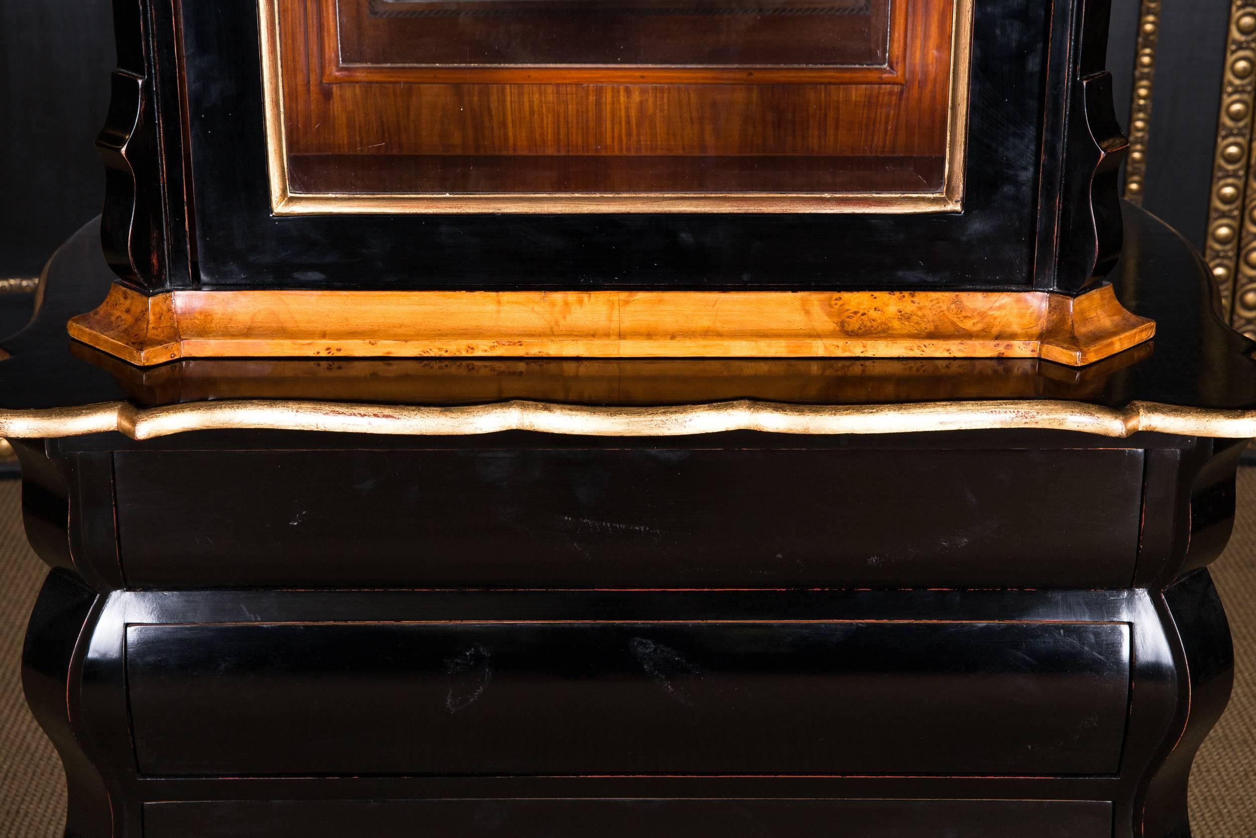 20th Century, Display Cabinet in Dutch Baroque Style Maple Root Veneer In Good Condition In Berlin, DE