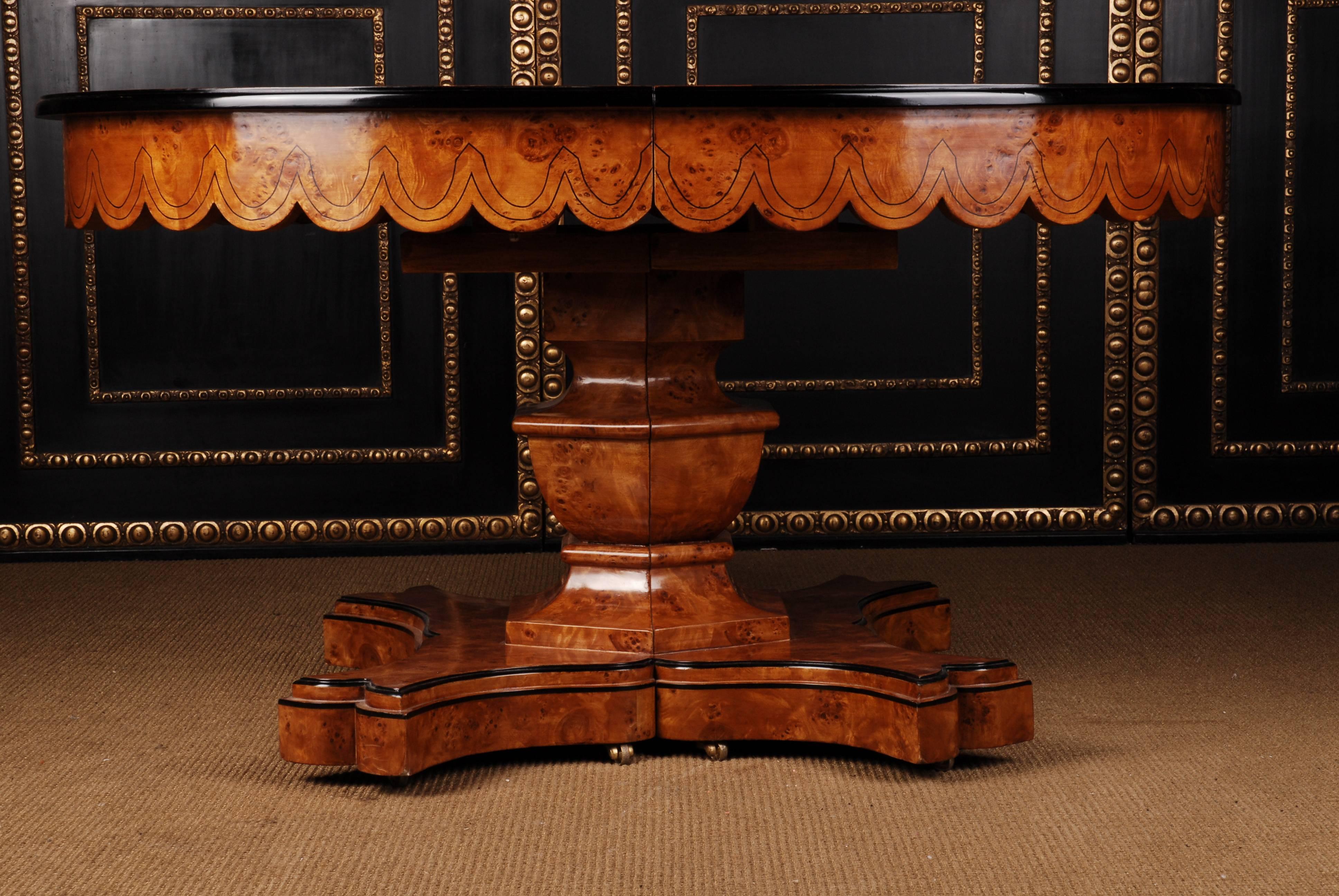 Maple root on solid wood. Ebonised tape and thread intarsia. Stands on a gigantic, ball-shaped, two-pronged pillar stem on a profiled, stepped base, then on dolphin-shaped fins. Neo-Gothic style frame with black thread insert. Three shelves, each 58