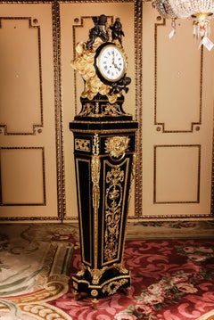 Regulateur según el antiguo Jean-Henri Riesener al estilo del siglo XVIII