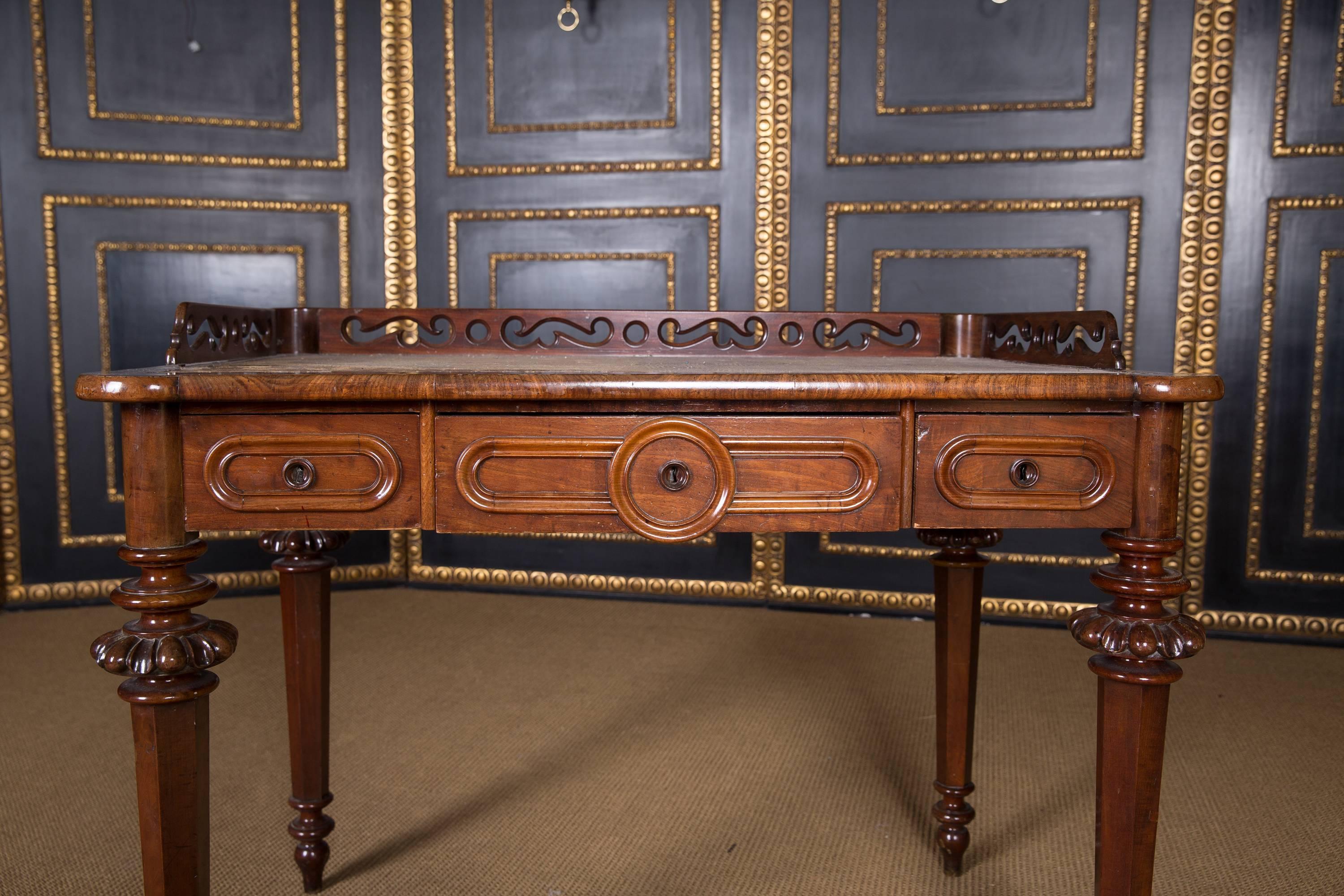 Mahogany on solid conifers. High knee pocket on the front with finely worked drawers, slightly protruding top plate, on high and fine-edged ball-shaped columns. Finally perforated gallery border.

A good historical condition with a beautiful warm