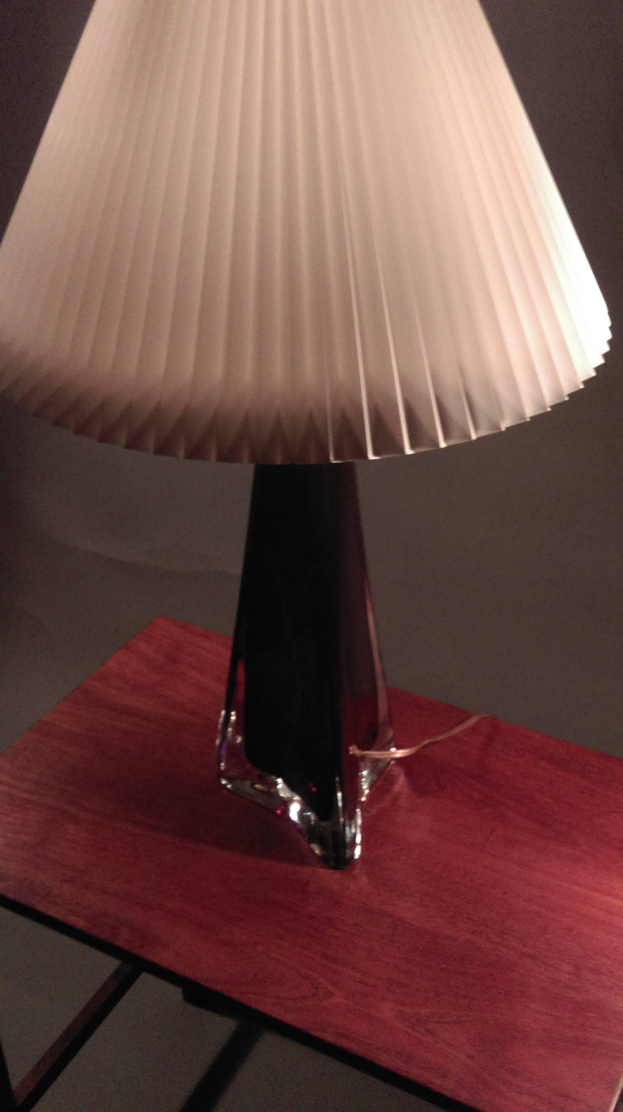 Large classic Carl Fagerlund triangular red and clear glass table lamp by Orrefors with marks on base and assembly.

Measures: Height incl. socket: 45 cm.
Diameter 15 cm.