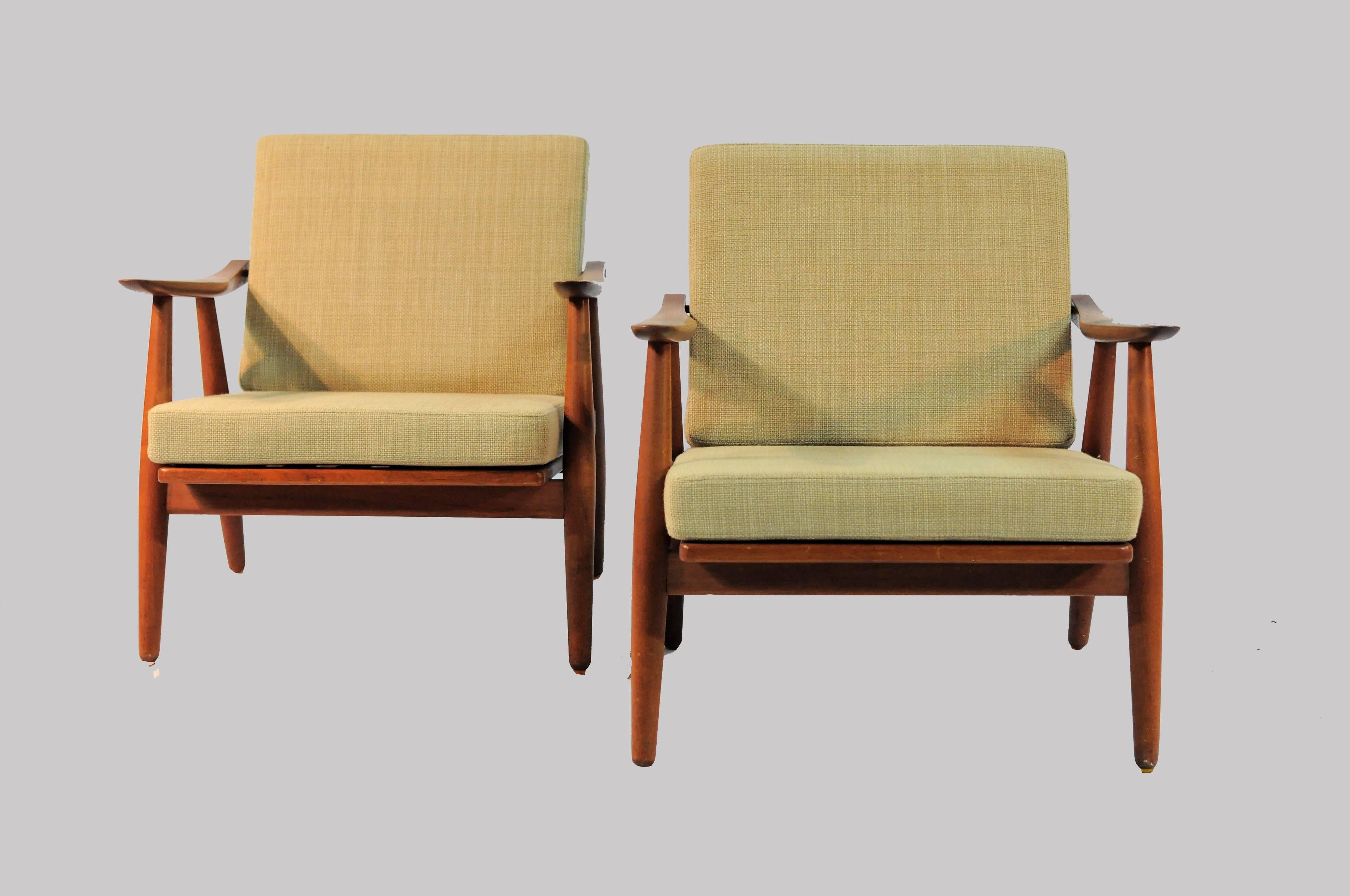Set of two H.J. Wegner model 240 cigar lounge chairs in teak and fabric by GETAMA.

The lounge chairs feature a well designed and well crafted frame in solid oak with elegant curved armrests. The frame of the chairs have been overlooked and