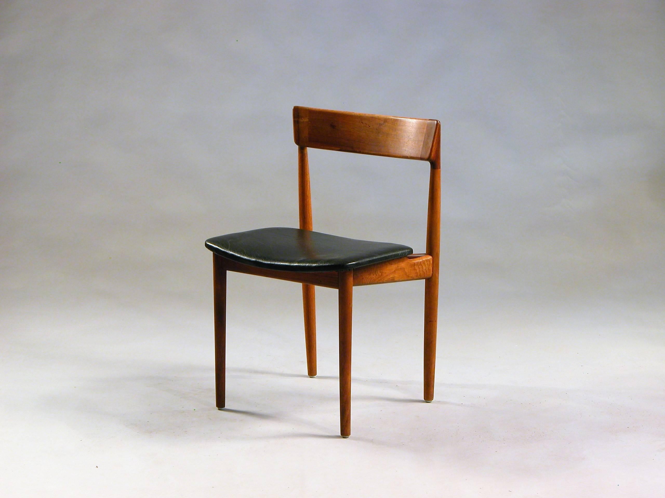 Set of four model 39 dining chairs in teak and black leather designed by Henry Rosengren Hansen for Brande Møbelindustri, Denmark, in the 1960s. 

The chairs are made of solid teak with leather seats. The chairs are well crafted with the special