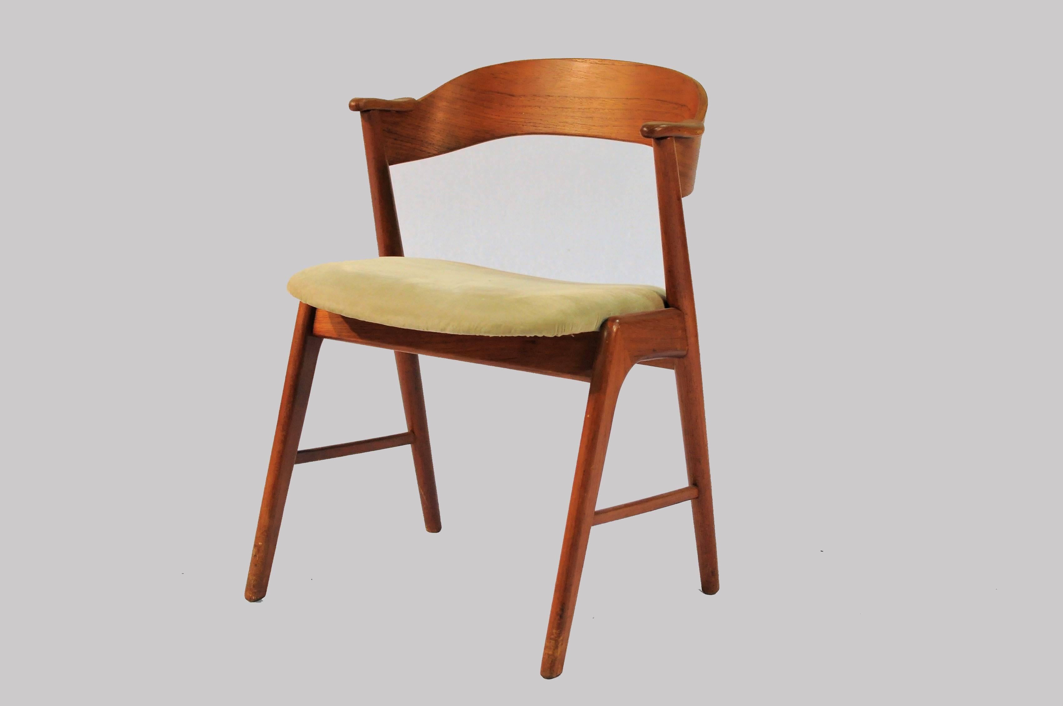 Set of eight dining chairs in teak with curved backrests and elegant frames. The chairs are commonly known as model 32 and by many attributed to Kai Kristiansen.

The chairs are well crafted and feature refinished frames and will be reupholstered