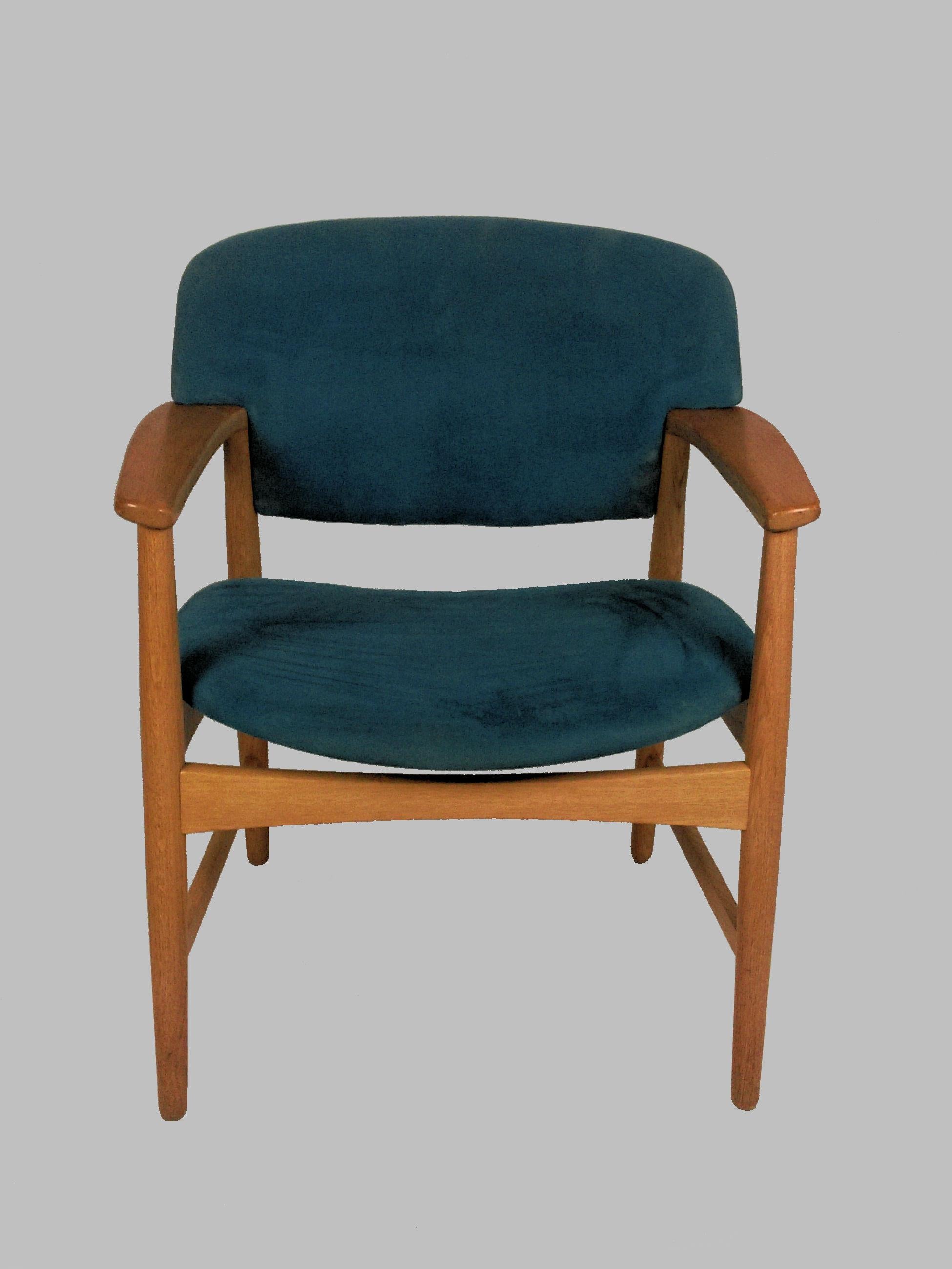 Satz von 8 Sesseln aus Eichenholz, entworfen von Ejner Larsen und Axel Bender Madsen im Jahr 1955 für Fritz Hansen.

Die bequemen, gut gestalteten und fast zeitlosen Stühle wurden von unserem Schreiner übersehen und aufgearbeitet, um