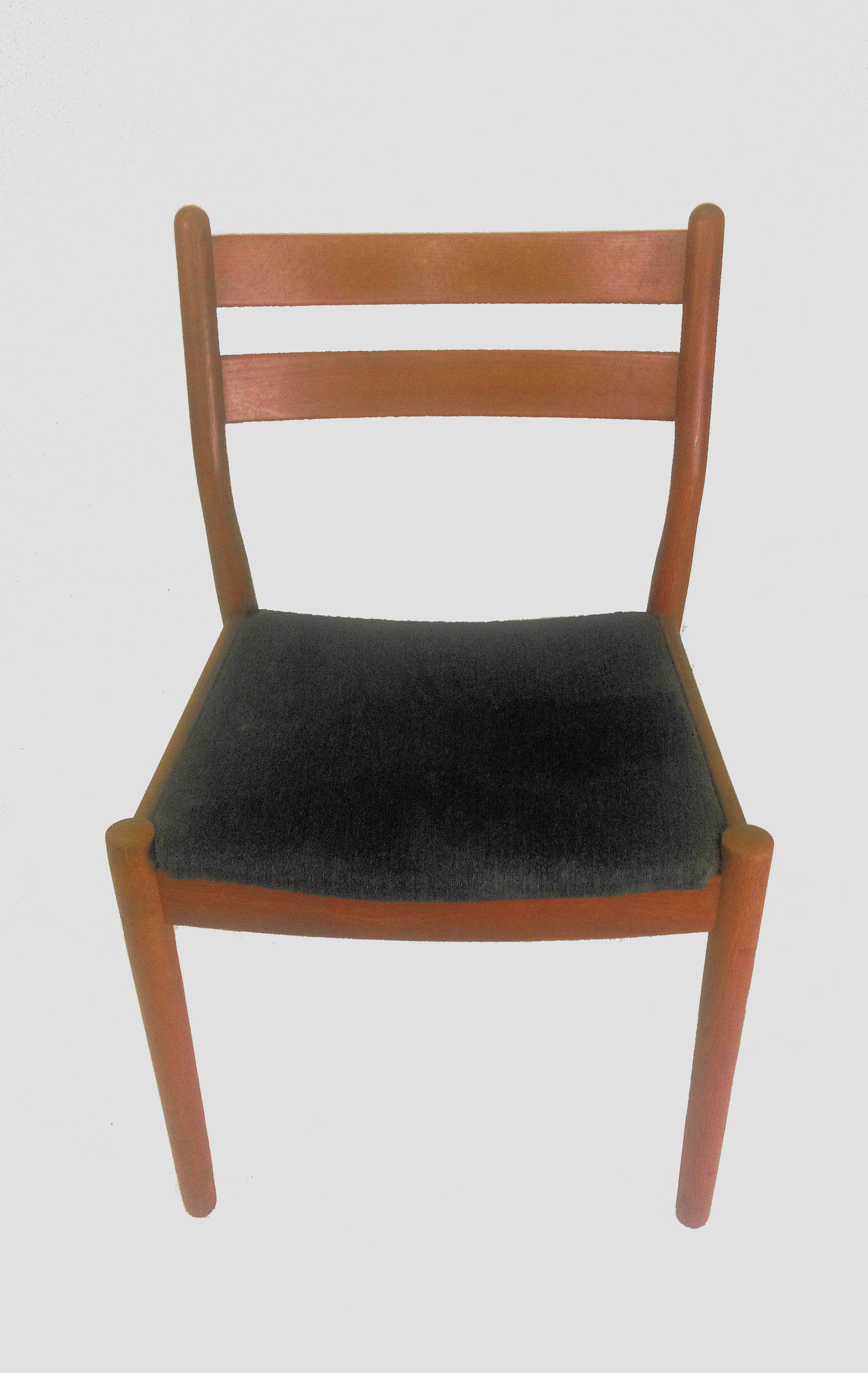 6 Esszimmerstühle mit Leiterlehne aus Eiche, entworfen von Poul Volther für FDB Møbler - Sorø Stolefabrik.

Die Stühle wurden von unserem Schreiner überprüft und aufgearbeitet, um sicherzustellen, dass sie in sehr gutem Zustand mit nur minimalen