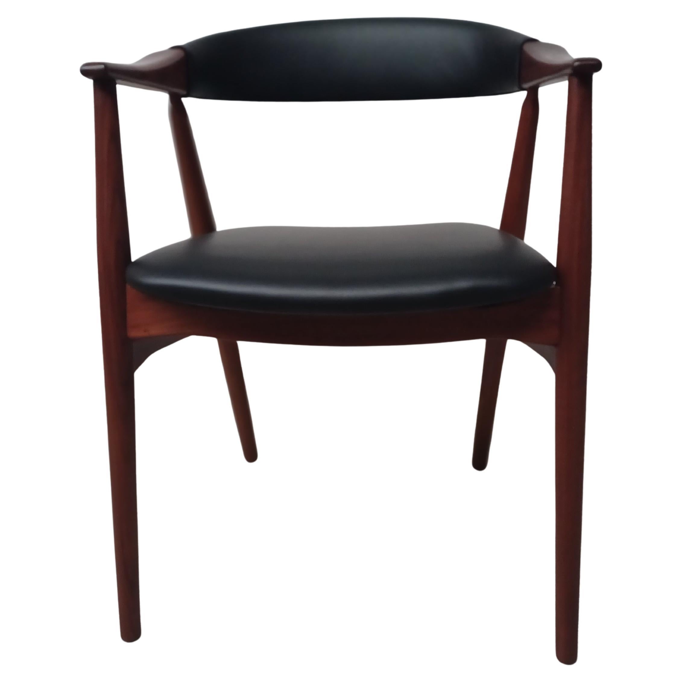 Th. Poltrona Harlev in teak rivestita in pelle nera. Condizioni eccellenti