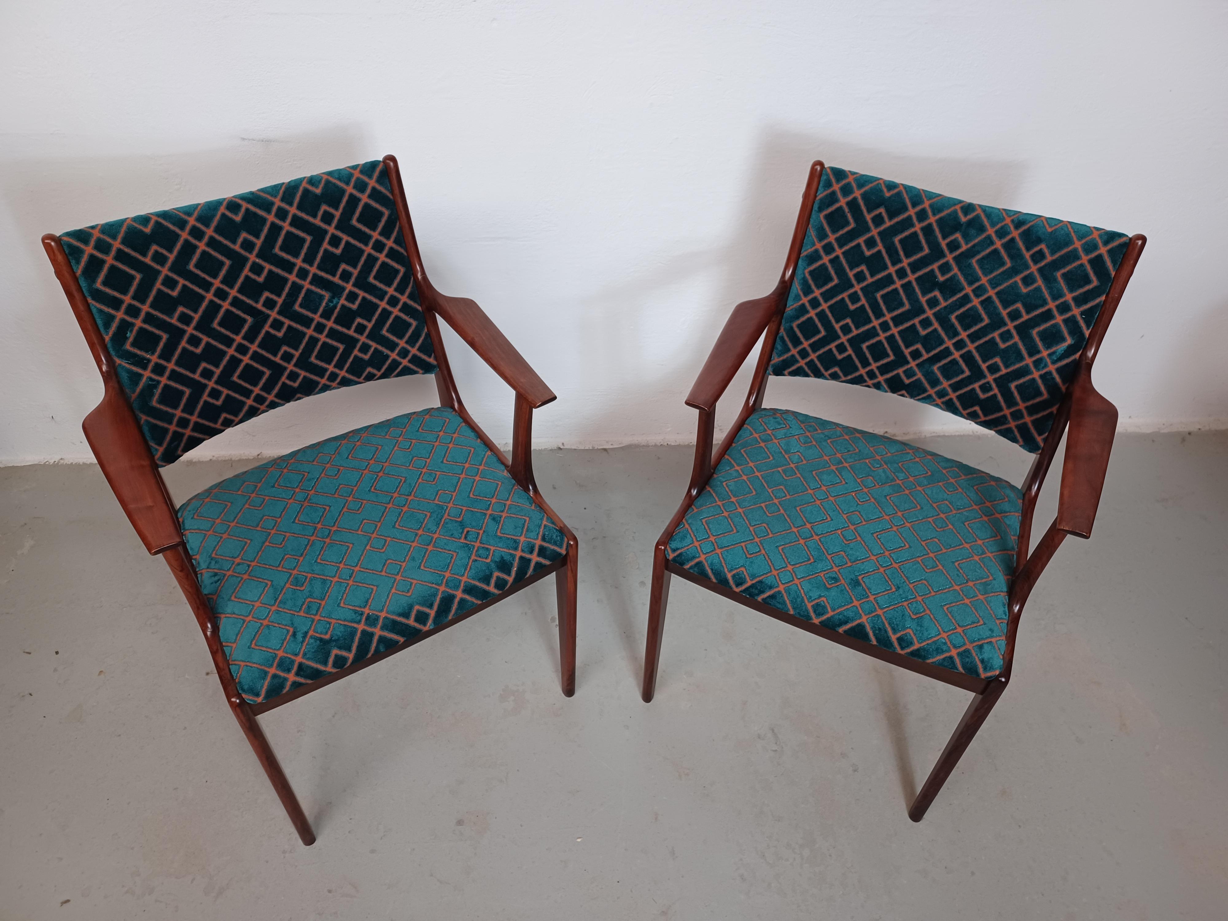 Juego de dos sillones de palisandro Johannes Andersen totalmente restaurados y personalizables, en excelente estado, fabricados por Uldum Møbler, Dinamarca.

Los cómodos sillones presentan un diseño limpio, sencillo pero elegante y sofisticado que,