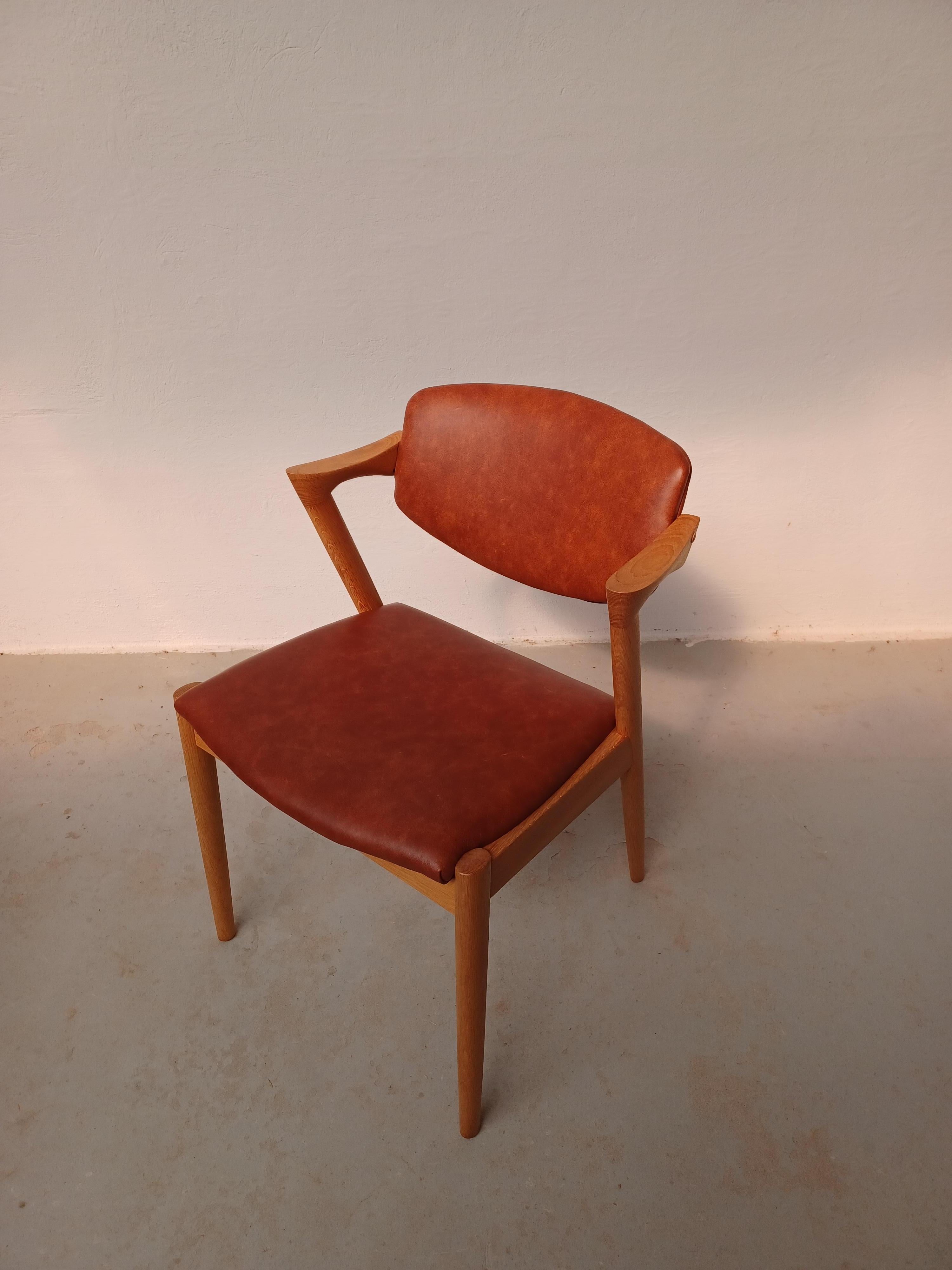 Sedie da pranzo personalizzabili completamente restaurate in Oak con schienale regolabile di Kai Kristiansen per Schous Møbelfabrik.

Le sedie hanno il tipico design leggero ed elegante di Kai Kristiansen che le fa adattare facilmente a qualsiasi