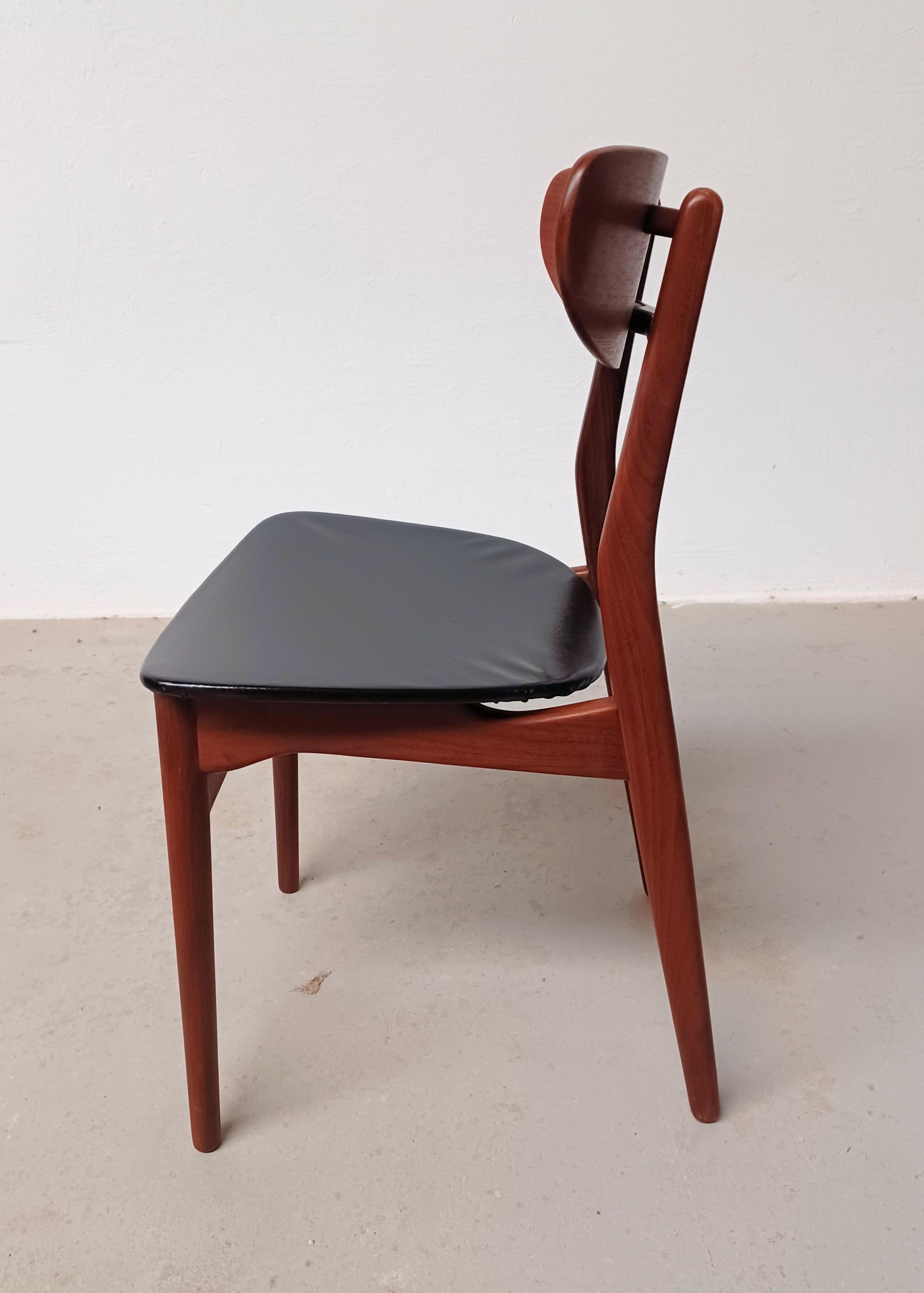 Set di quattro sedie da pranzo danesi su misura restaurate degli anni '60 in teak In condizioni buone in vendita a Knebel, DK