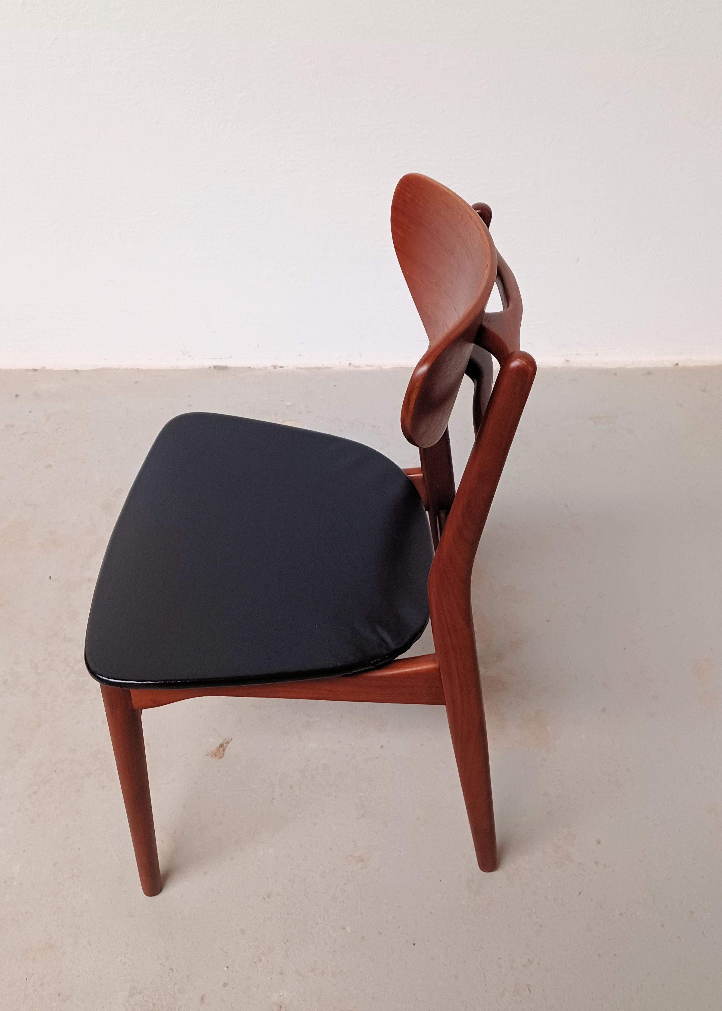 Metà XX secolo Set di quattro sedie da pranzo danesi su misura restaurate degli anni '60 in teak in vendita