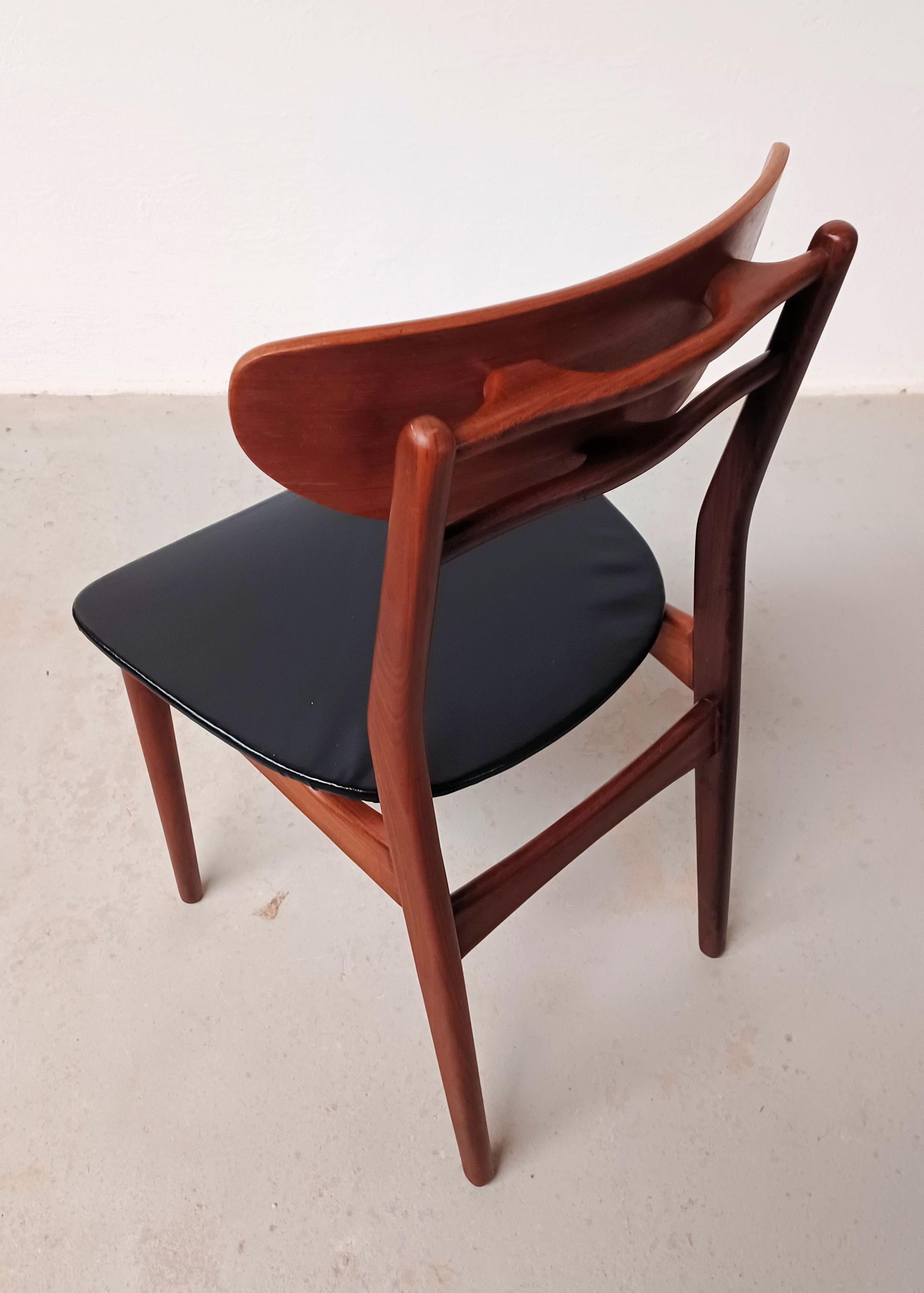 Pelle Set di quattro sedie da pranzo danesi su misura restaurate degli anni '60 in teak in vendita