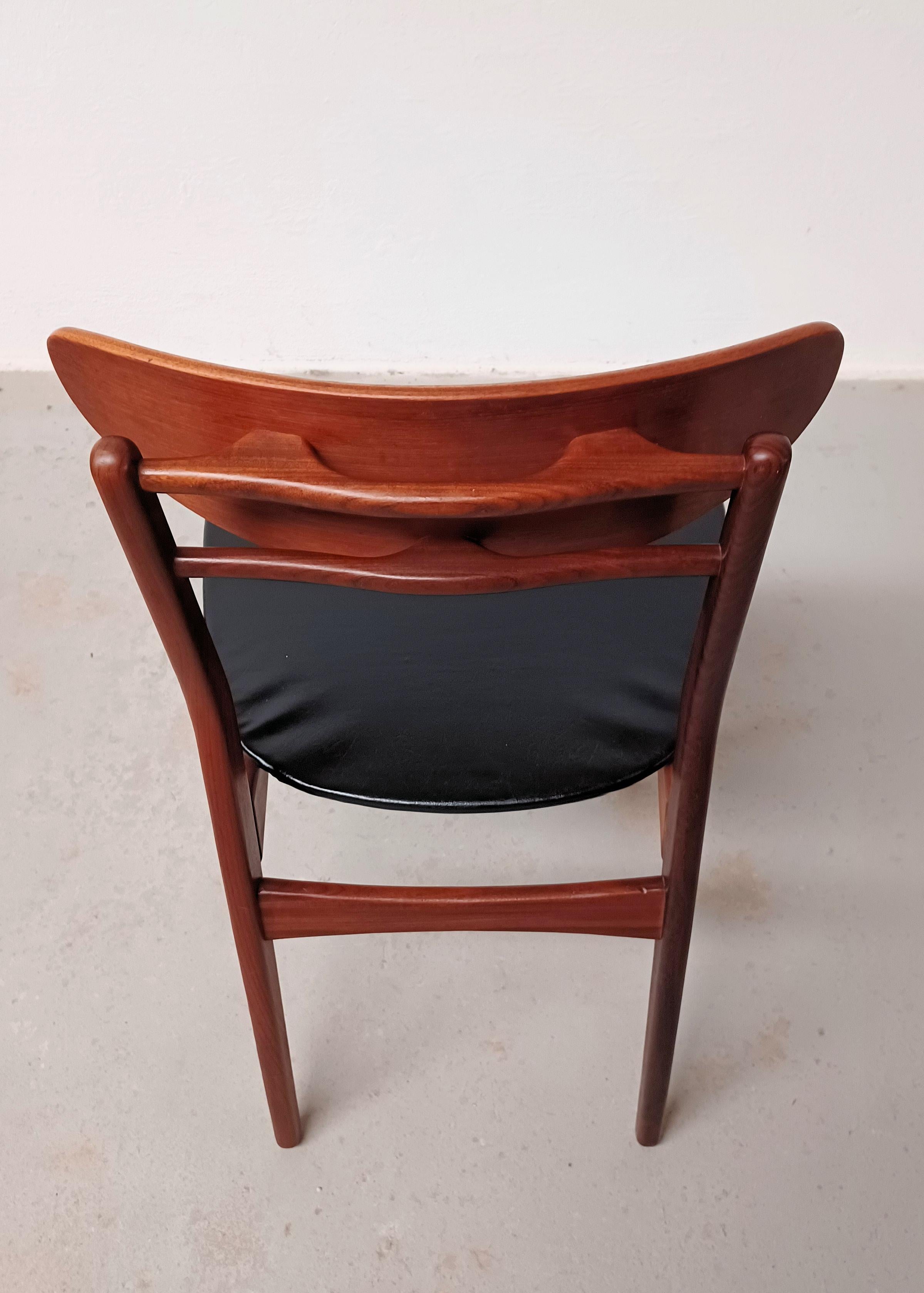 Set di quattro sedie da pranzo danesi su misura restaurate degli anni '60 in teak in vendita 1
