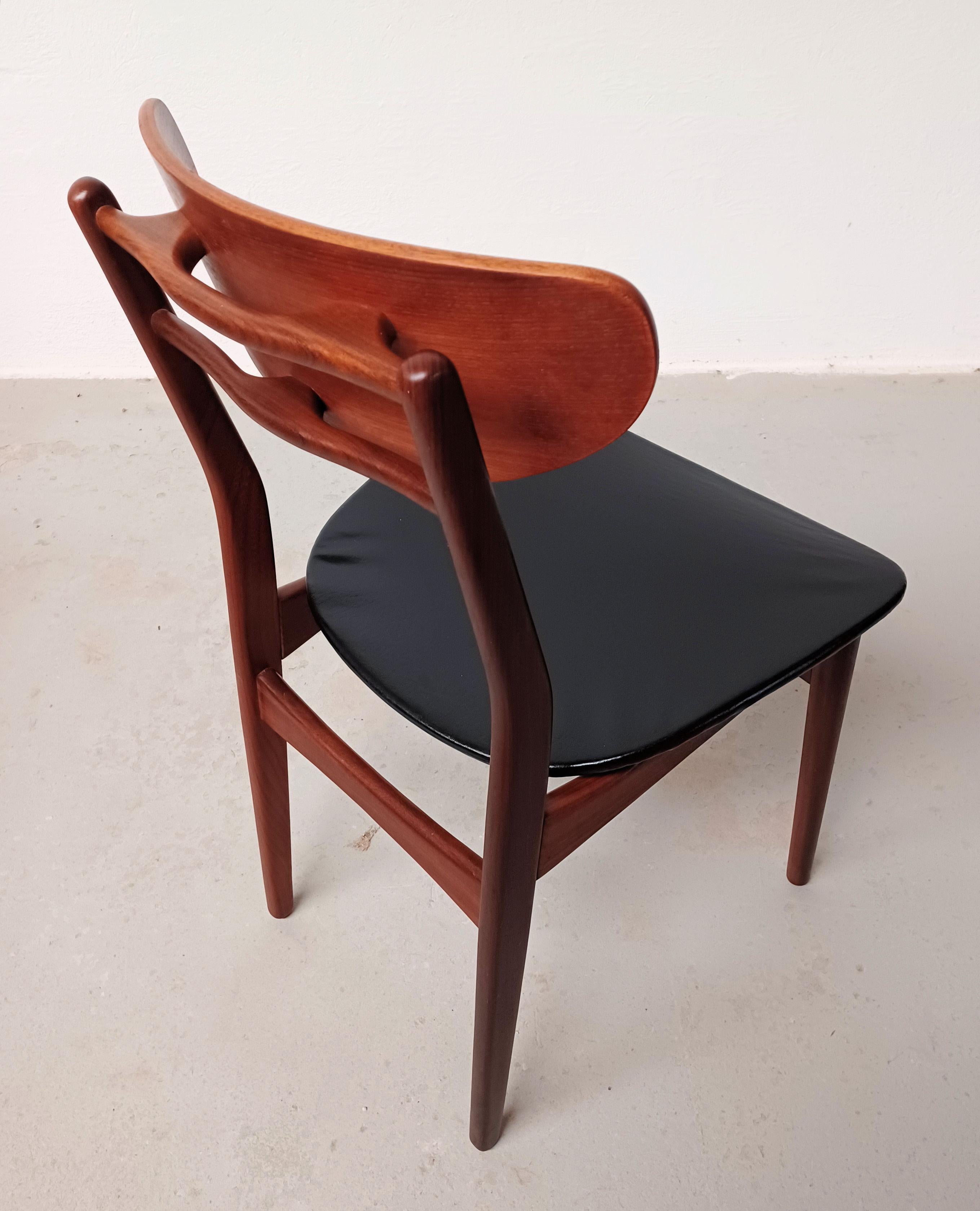 Set di quattro sedie da pranzo danesi su misura restaurate degli anni '60 in teak in vendita 3