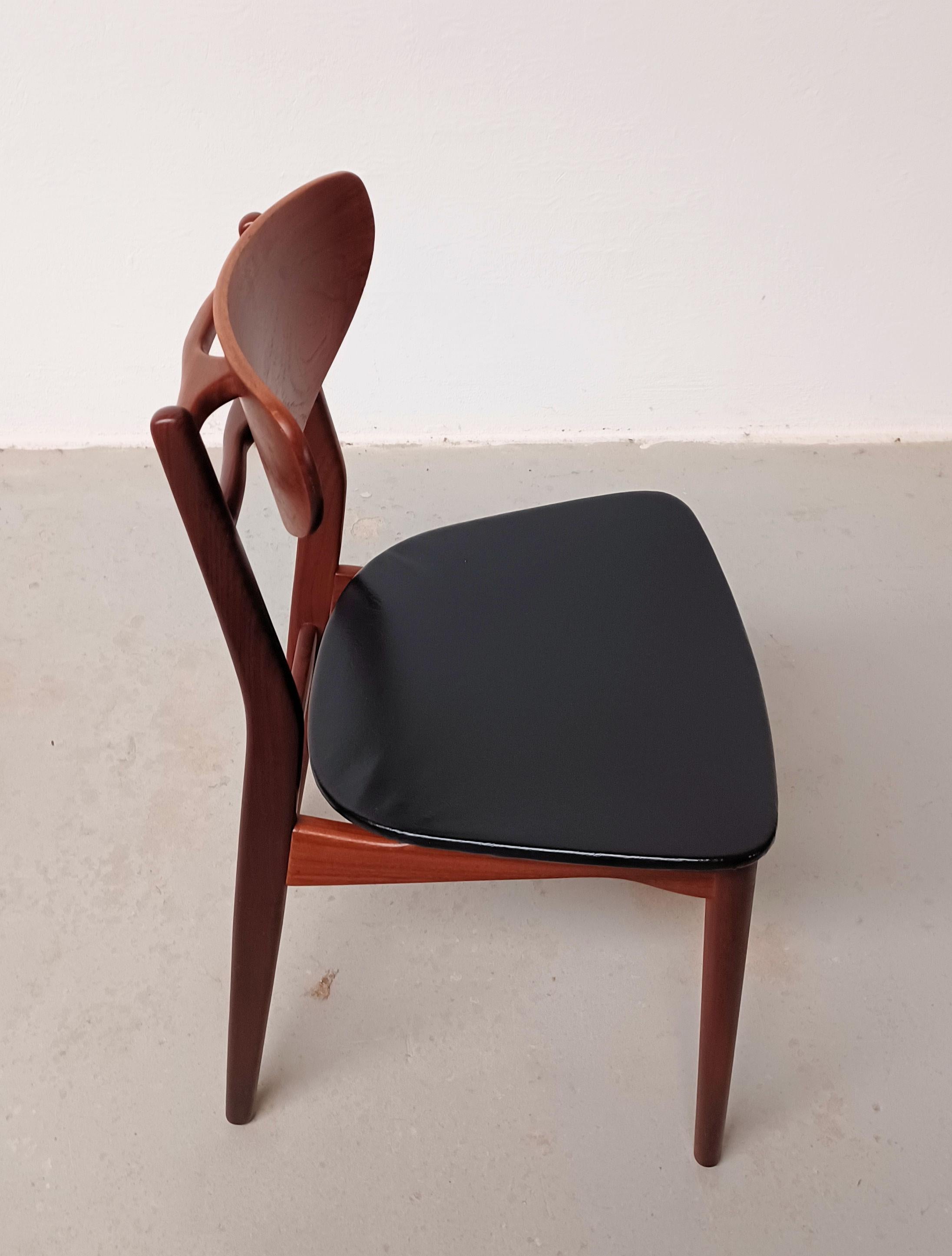 Set di quattro sedie da pranzo danesi su misura restaurate degli anni '60 in teak in vendita 5