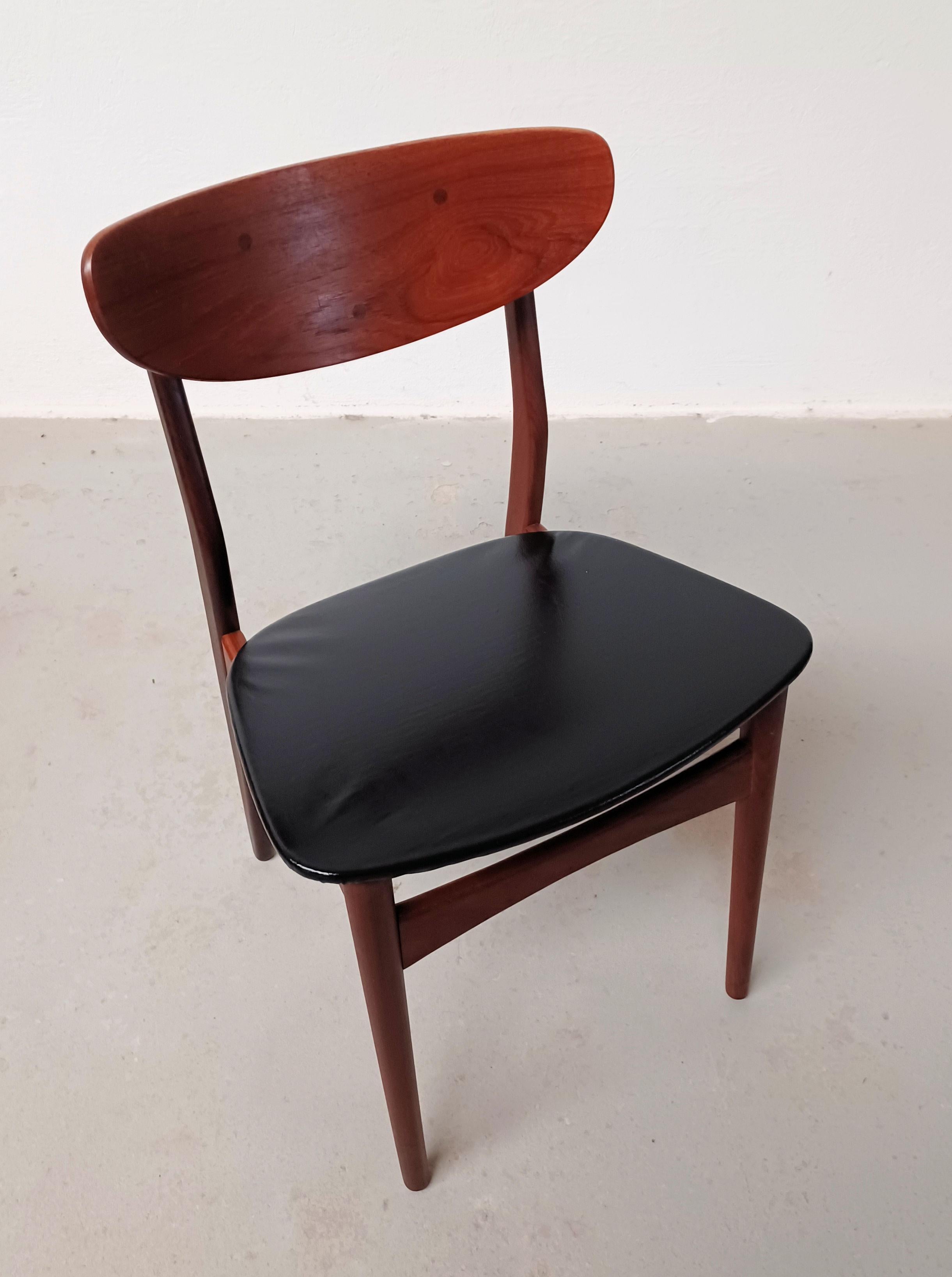Set di quattro sedie da pranzo danesi su misura restaurate degli anni '60 in teak in vendita 6