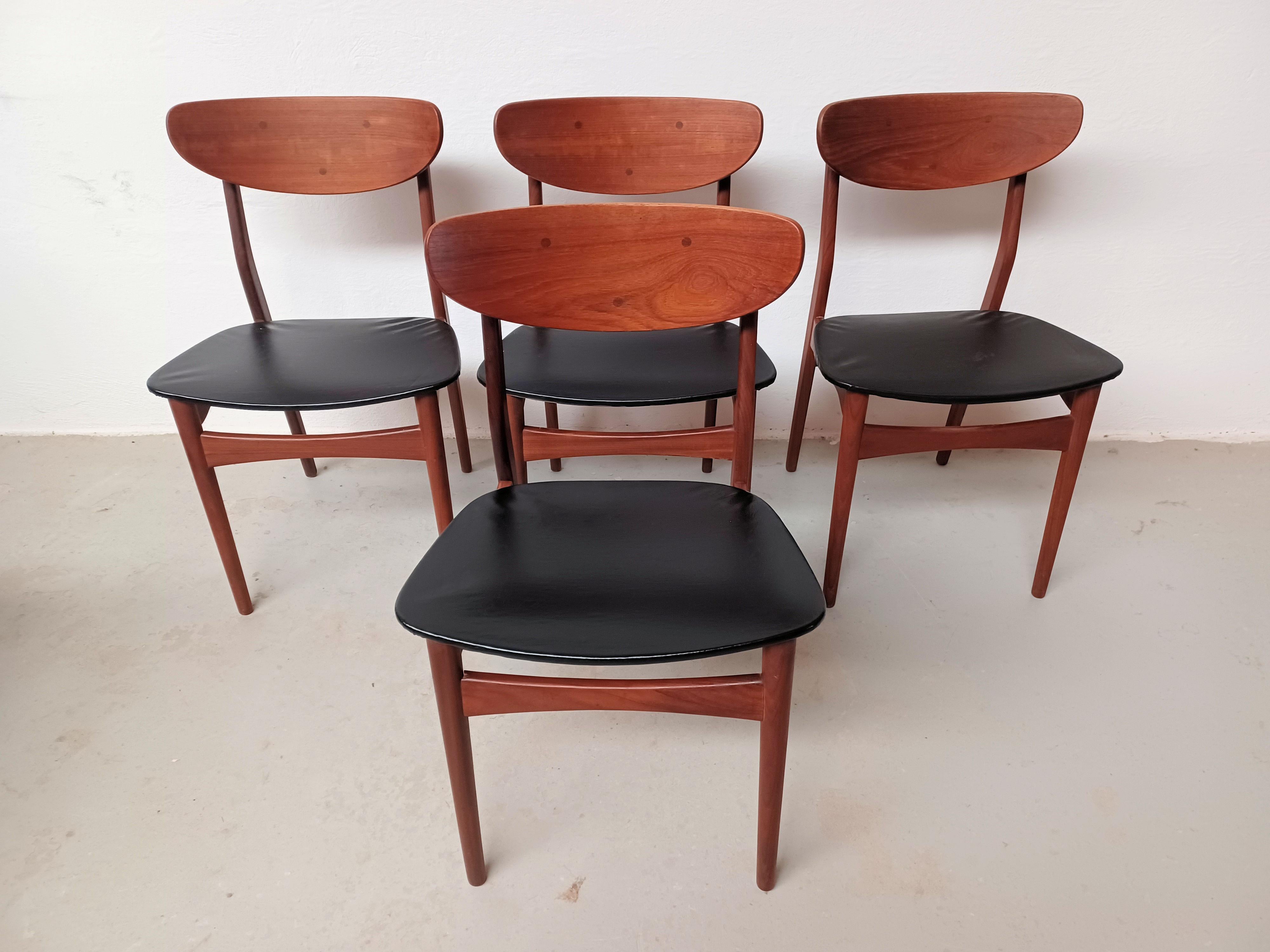 Scandinavo moderno Set di quattro sedie da pranzo danesi su misura restaurate degli anni '60 in teak in vendita