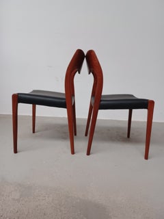 12 sillas de comedor de teca de Niels Otto Møller, de los años 60, restauradas, con tapizado a medida