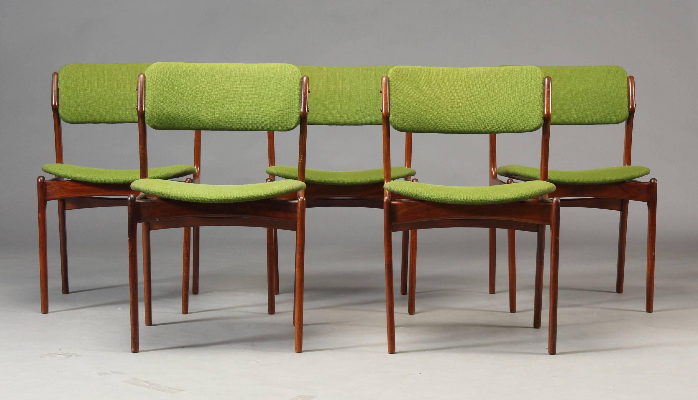 Four dining chairs in rosewood with green floating seat designed by Erik Buch for Odense Maskinsnedkeri.

The chairs have a simple solid construction with elegant lines; comfortable seating experience on the floating seat design that is becoming