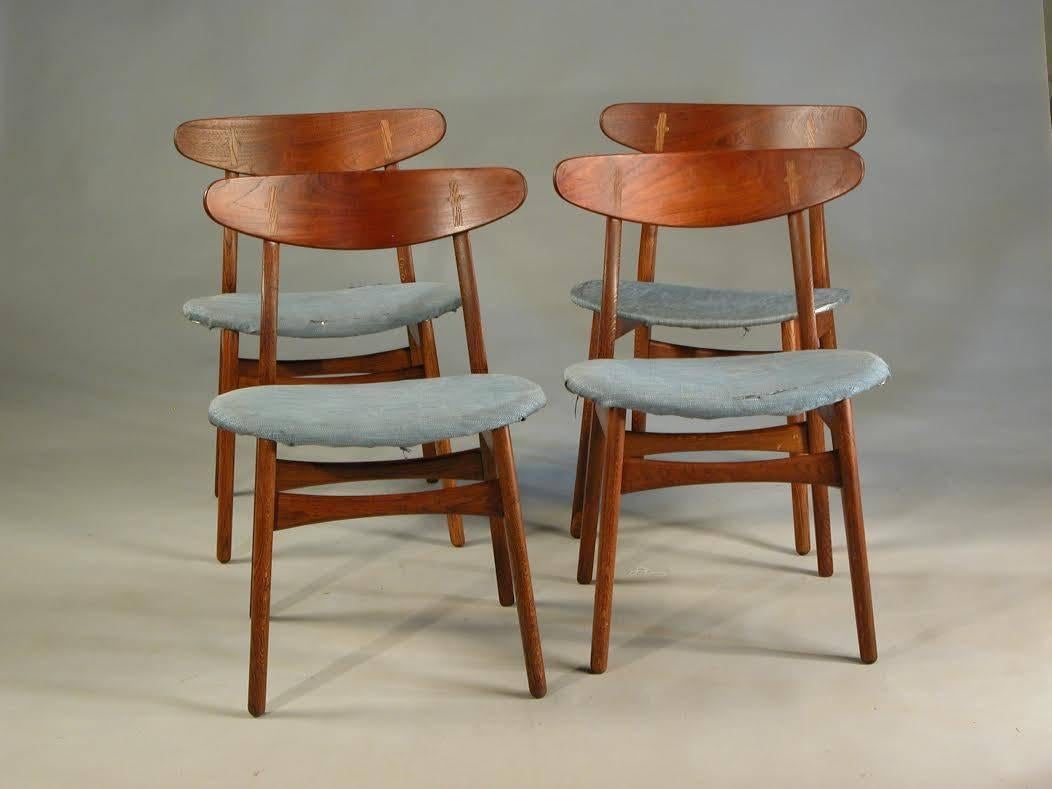 Ein Satz von vier Wegner CH30 Stühlen in Teak und Eiche von Carl Hansen og Søn und ein sehr gut gemachter Teak-Esstisch eines dänischen Herstellers aus den 1950er Jahren. 

Die Stühle haben eine einzigartige Kombination aus Gestell aus Eiche und