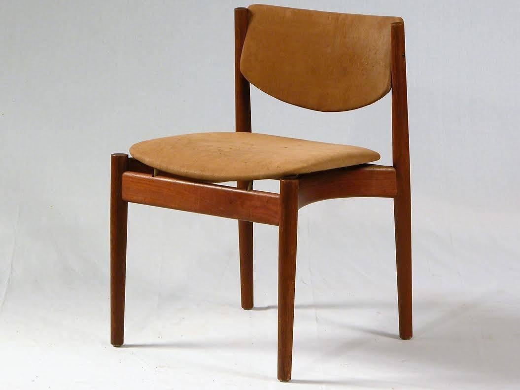 Finn Juhl model 197 teak dining chair and anilin leather seat with its characteristic curved frame, floating seat and backrest inclined in the frame made by France & Søn / France & Daverkosen.

If you wish to have the chair reupholstered we