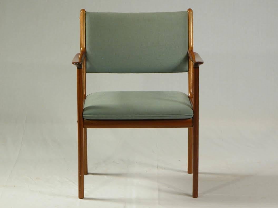 Ole Wanscher Modell PJ412 Mahagoni-Sessel, entworfen von Ole Wanscher für P.Jeppesens Møbelfabrik.

Die Stühle wurden von unserem Möbelschreiner überprüft und aufgearbeitet und sind in sehr gutem Zustand. Die Stühle werden mit einem Stoff Ihrer Wahl