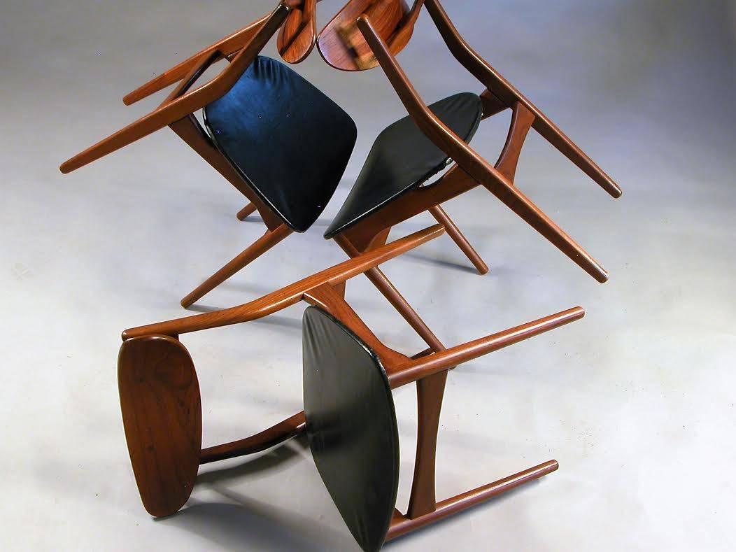 Questo set di otto sedie da pranzo danesi degli anni '60 è stato ideato da un designer sconosciuto e presenta linee eleganti, con un nuovo rivestimento in similpelle.

Le sedie sono state trascurate e rifinite dal nostro ebanista e sono in ottime