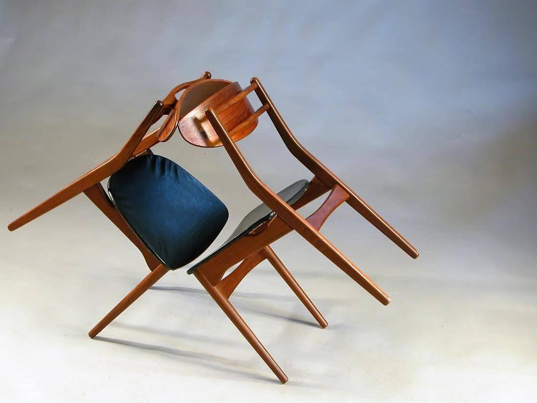 Scandinave moderne 1960s Ensemble de huit chaises de salle à manger danoises en teck et simili cuir noir en vente