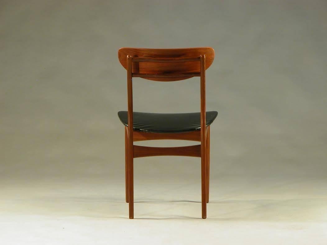 Imitation cuir 1960s Ensemble de huit chaises de salle à manger danoises en teck et simili cuir noir en vente