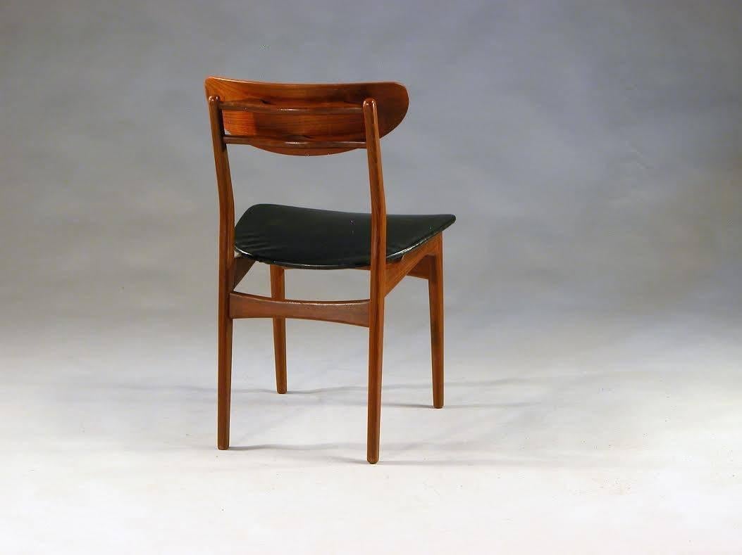 Milieu du XXe siècle 1960s Ensemble de huit chaises de salle à manger danoises en teck et simili cuir noir en vente