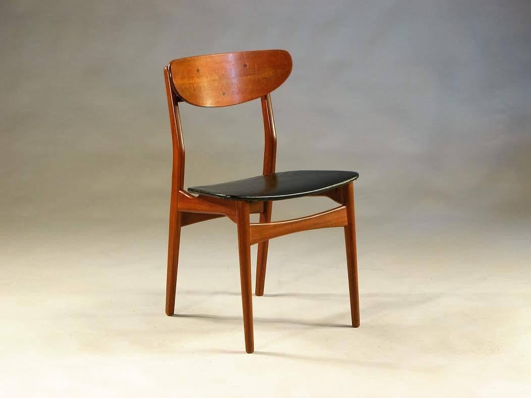 Travail du bois 1960s Ensemble de huit chaises de salle à manger danoises en teck et simili cuir noir en vente