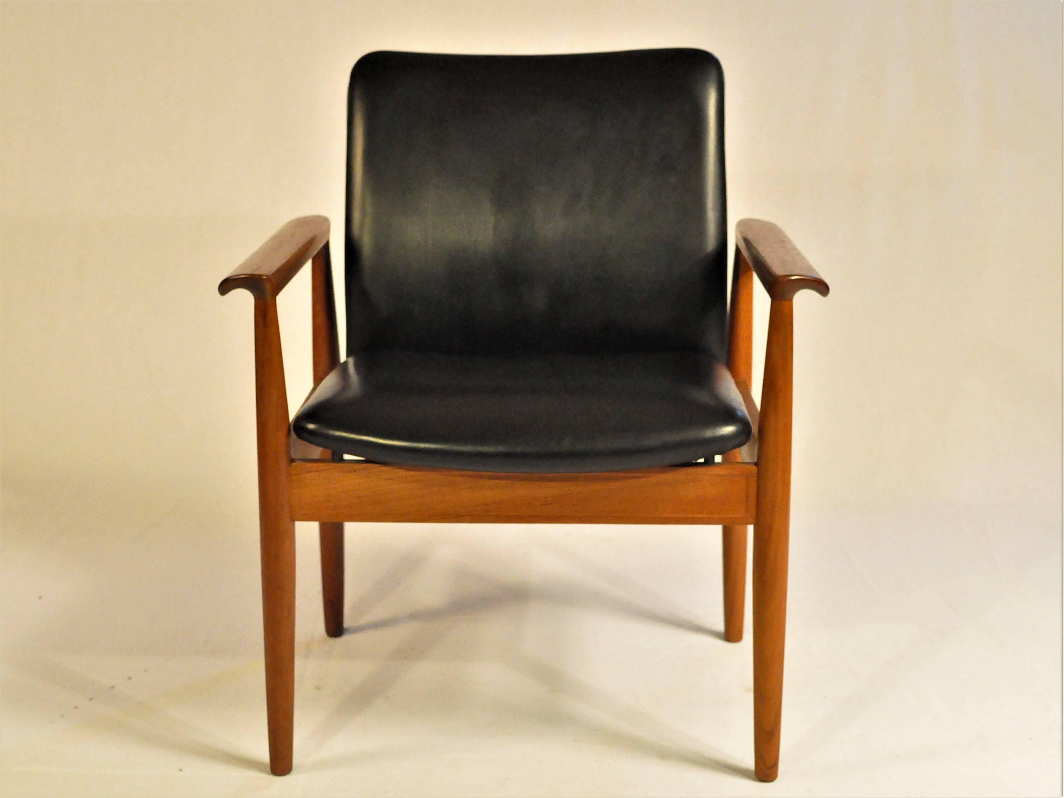 6 Finn Juhl armchairs in Bangkok teak an black leather designed in 1963 and made by France and Son / Cado in the 1960s

The armchairs have a solid stabile frame in teak and seats in black leather with deep foam that make them very comfortable.