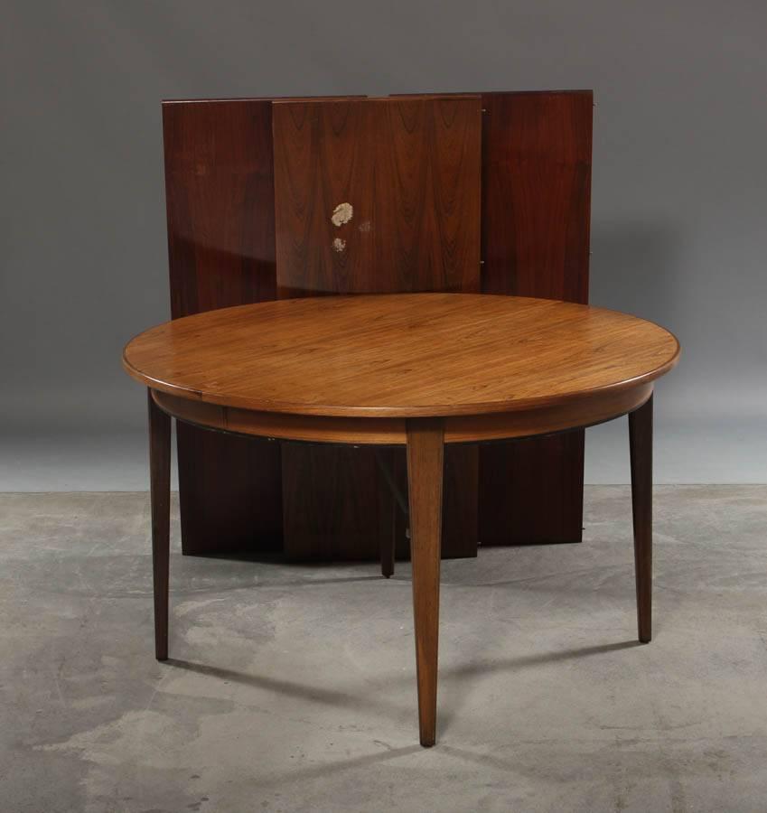 Elegant circular expandable dinner table in rosewood designed by by Niels O. Møller for J.L Møllers Møbelfabrik.
. 
The seize of the table can be expanded up to a total length of 2.7 meters leaving plenty of room for your guests when needed.

The