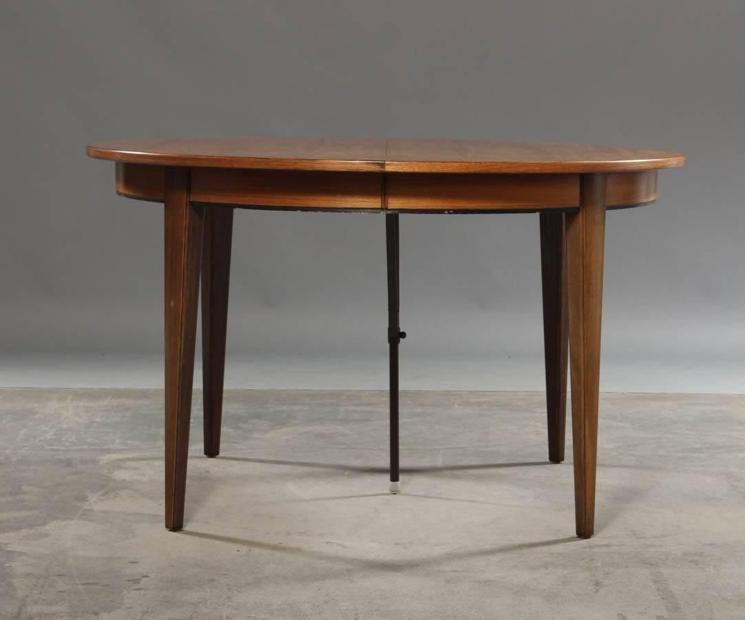 1950s Niels Otto Moller Circular Expandable Dinner Table in Rosewood. (Skandinavische Moderne)
