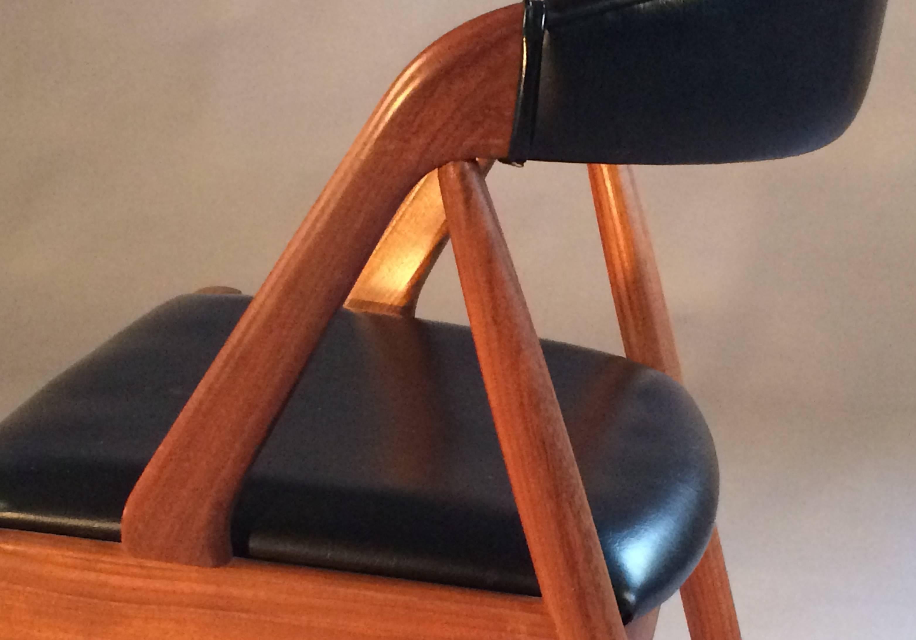 1960s Kai Kristiansen Model 31 Dining chairs in Teak and Black Leatherette In Good Condition In Knebel, DK